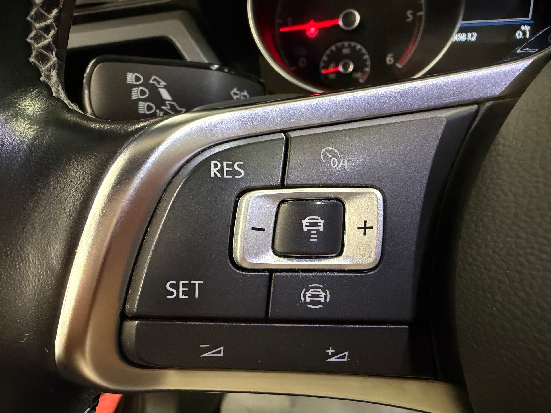 VW Touran 2.0 TDI BlueMotion Technology Highline R-Line DSG-image-22
