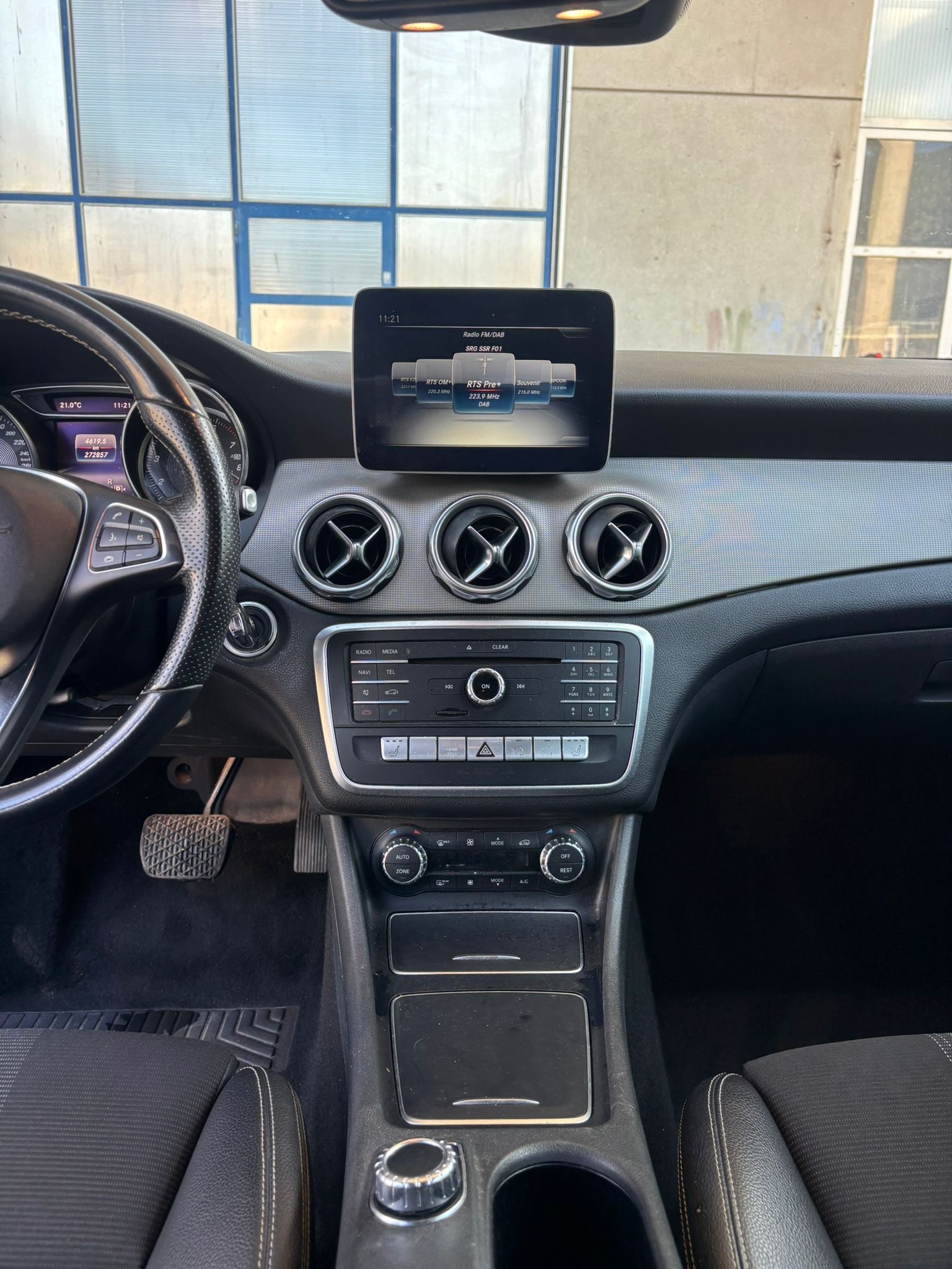 MERCEDES-BENZ GLA 200 Urban 7G-DCT-image-10