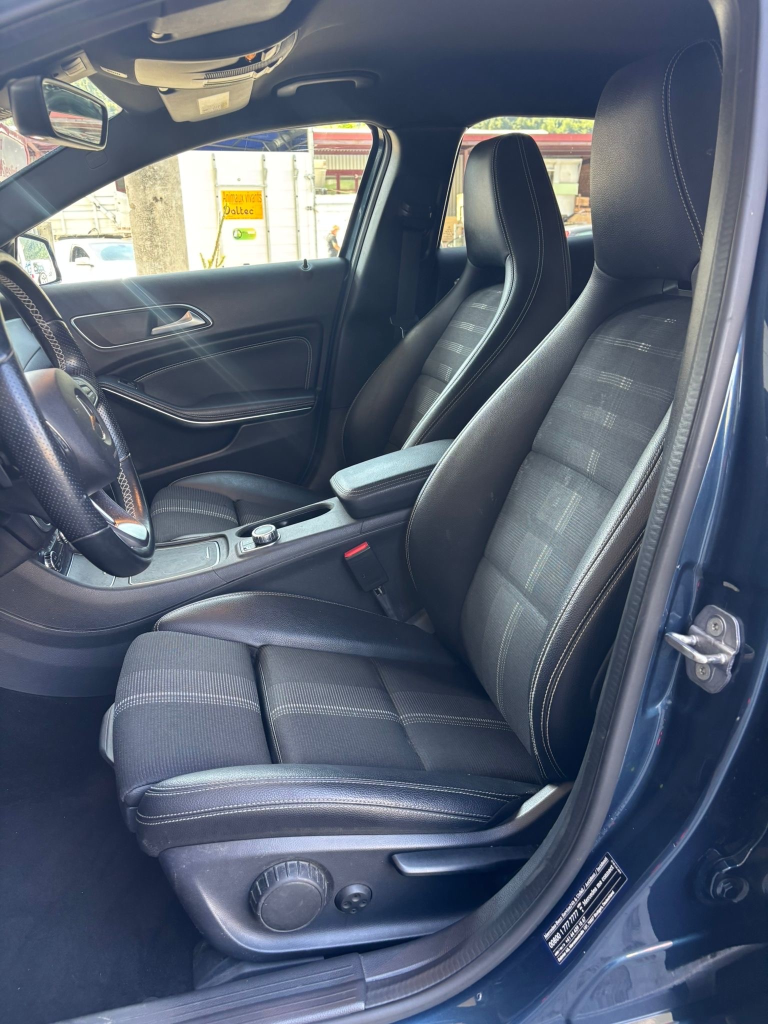 MERCEDES-BENZ GLA 200 Urban 7G-DCT-image-12
