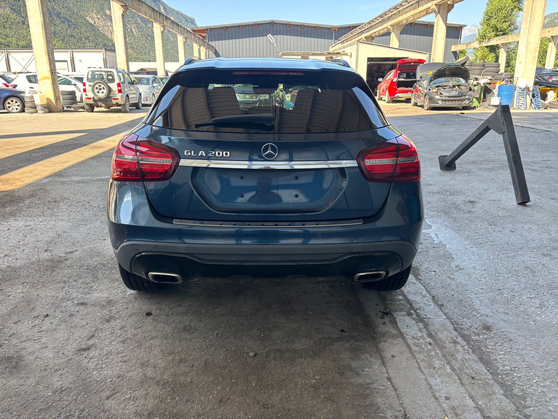 MERCEDES-BENZ GLA 200 Urban 7G-DCT-image-2