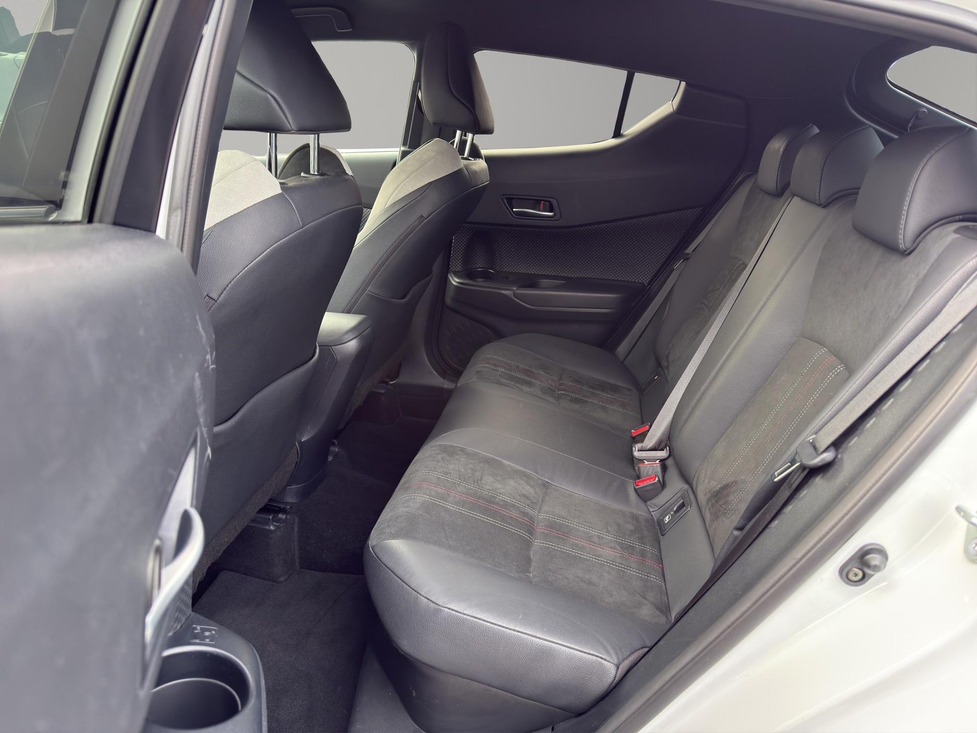 TOYOTA C-HR 2.0 VVTi HSD GR Sport-image-7