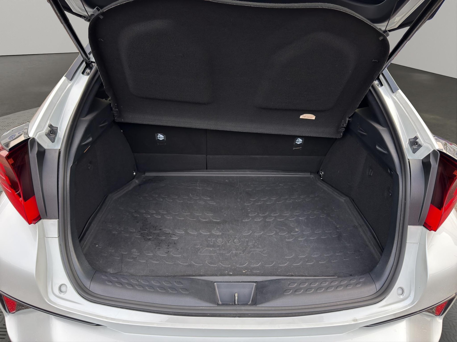 TOYOTA C-HR 2.0 VVTi HSD GR Sport-image-8
