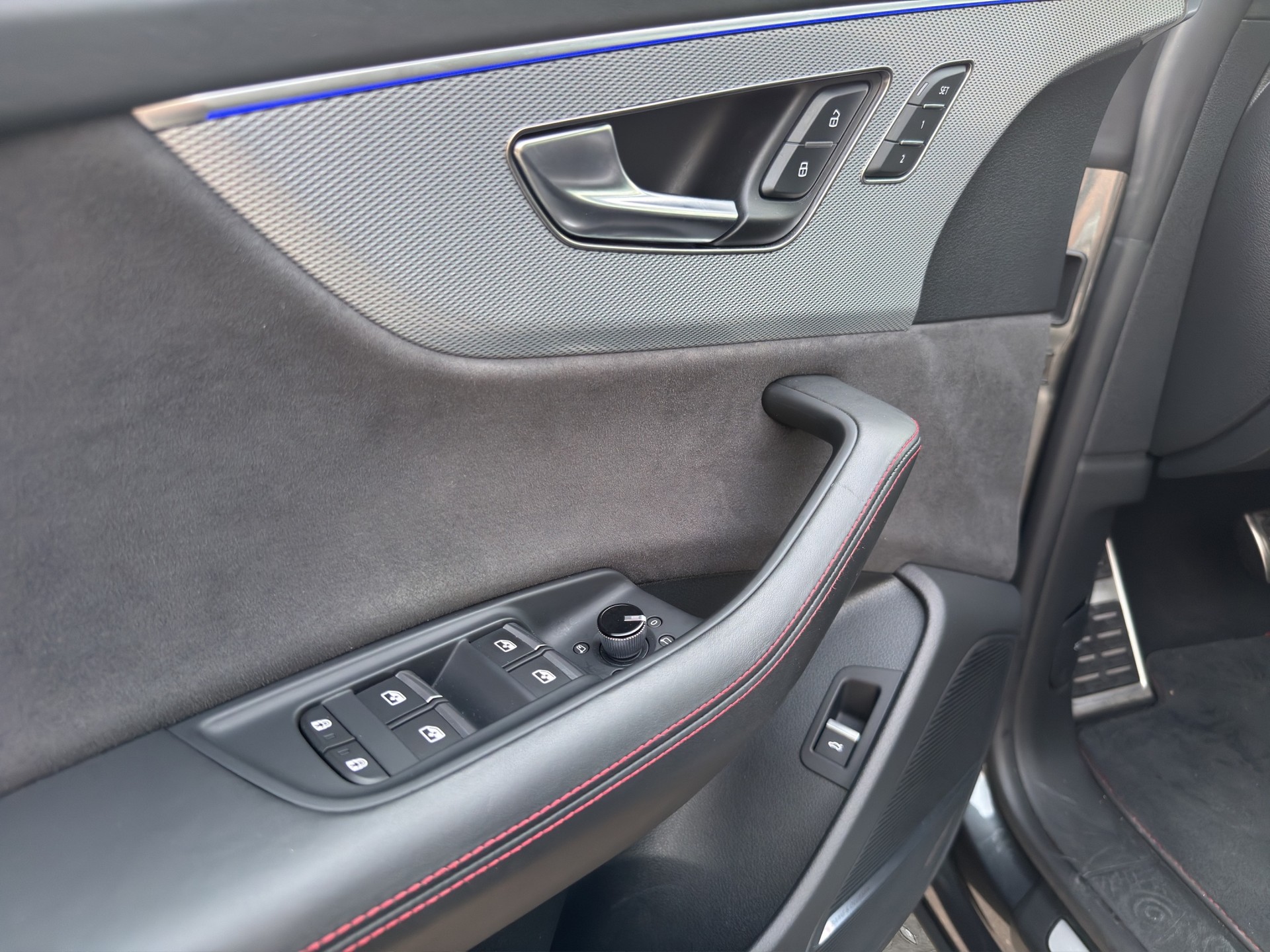 AUDI RSQ8 Quattro Tiptronic-image-12