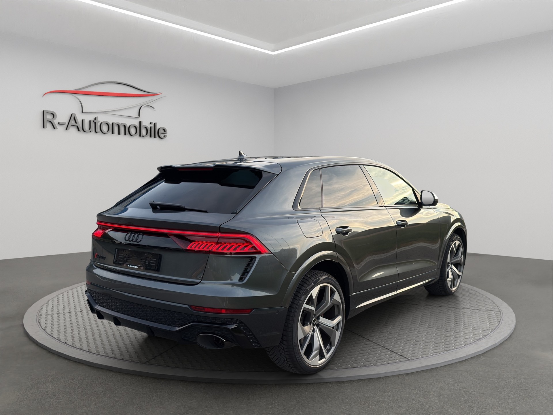 AUDI RSQ8 Quattro Tiptronic-image-4