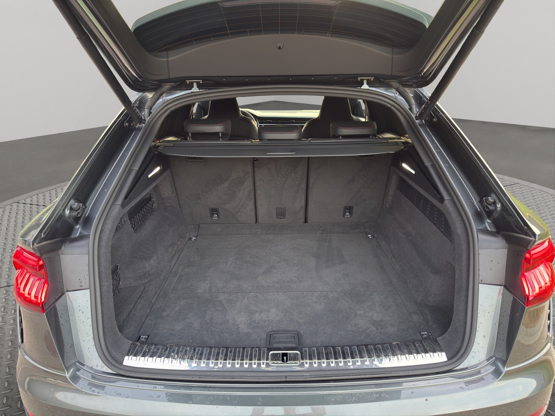 AUDI RSQ8 Quattro Tiptronic-image-13