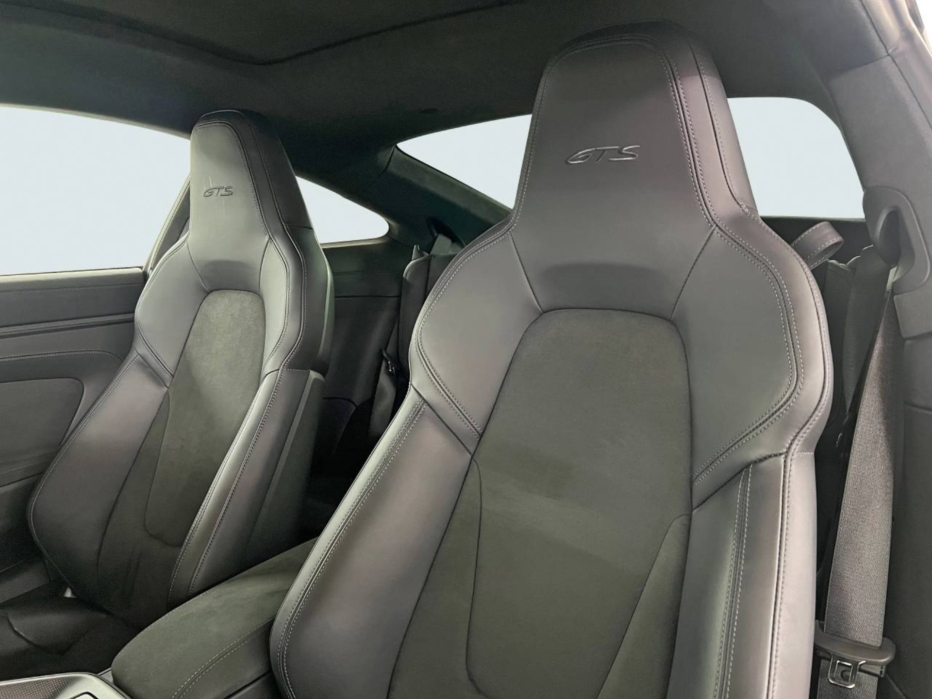 PORSCHE 911 Carrera 4 GTS-image-4
