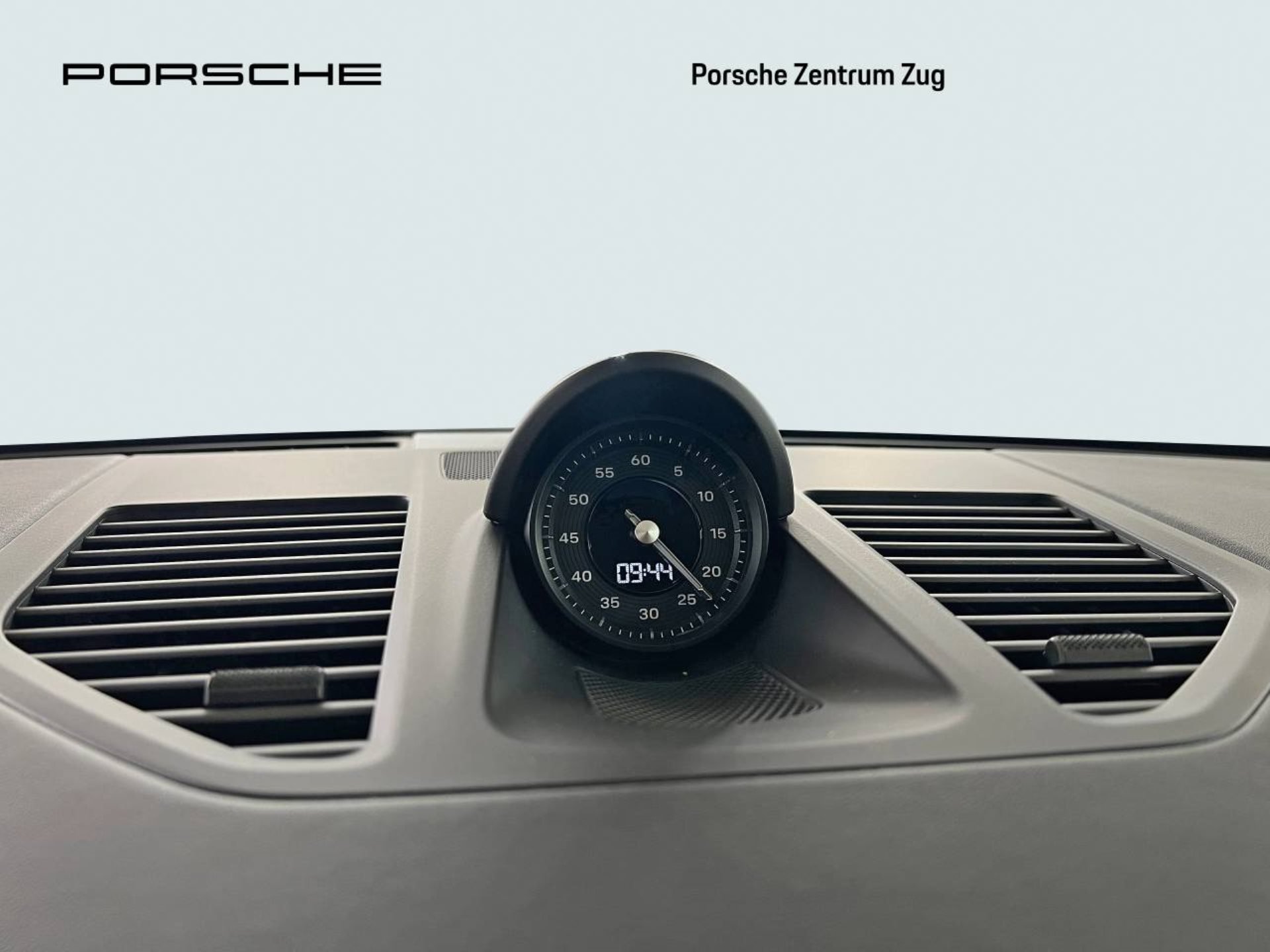 PORSCHE 911 Carrera 4 GTS-image-25