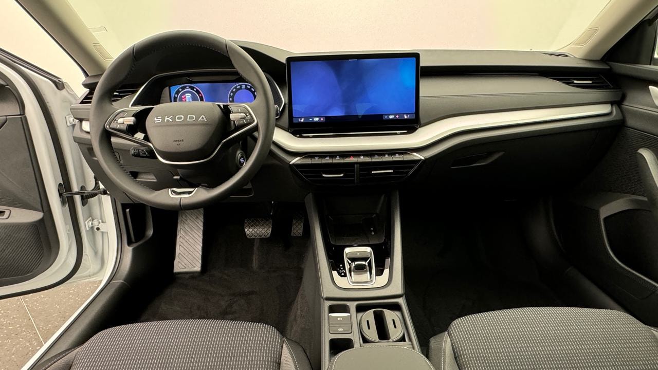 SKODA Octavia Combi 2.0 TDI DSG Selection-image-5