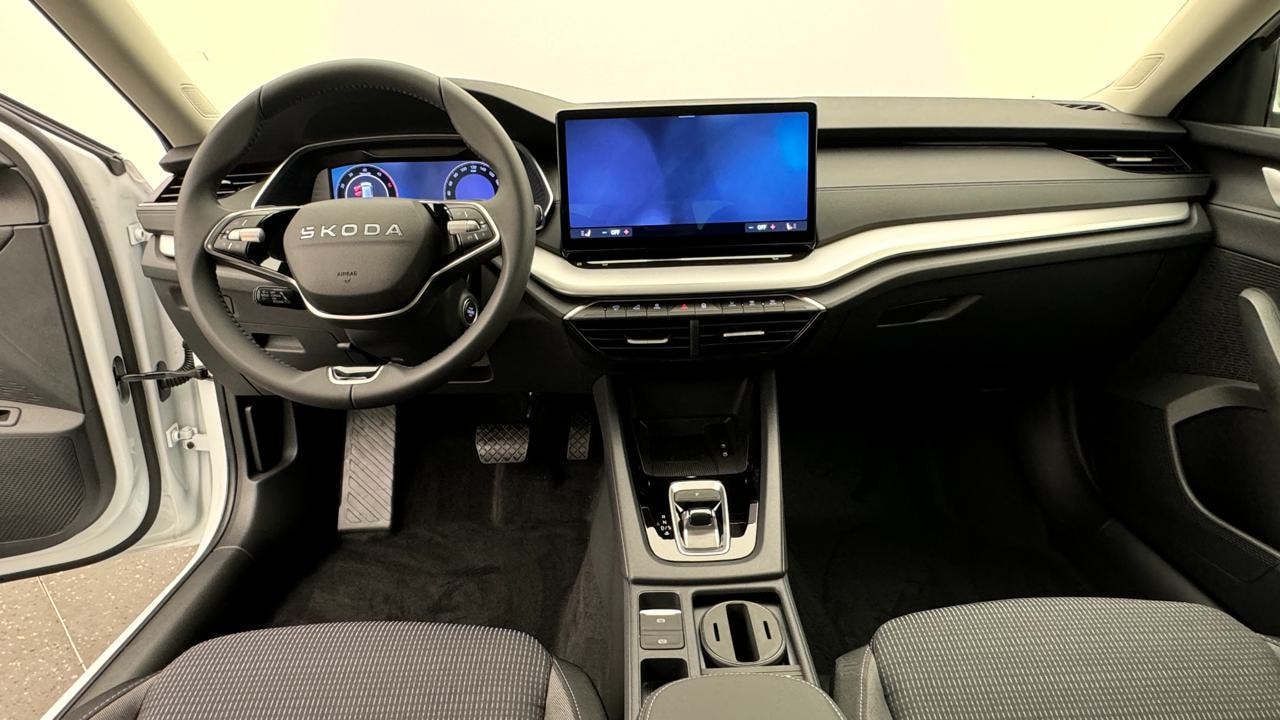 SKODA Octavia Combi 2.0 TDI DSG Selection-image-5