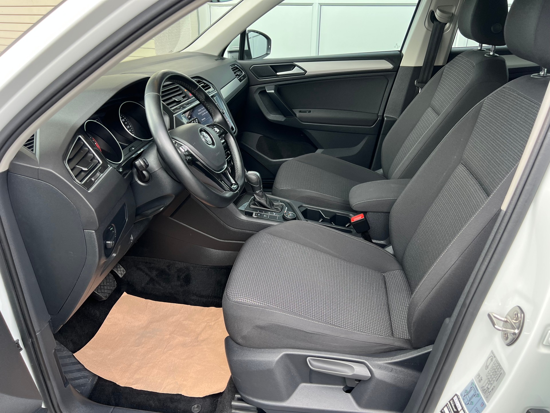 VW Tiguan 2.0 TDI Comfortline 4x4 DSG ** Navigation * Anhängerkupplung 2500 Kg. * frisch ab MFK * 1 Jahr Garantie möglich **-image-16