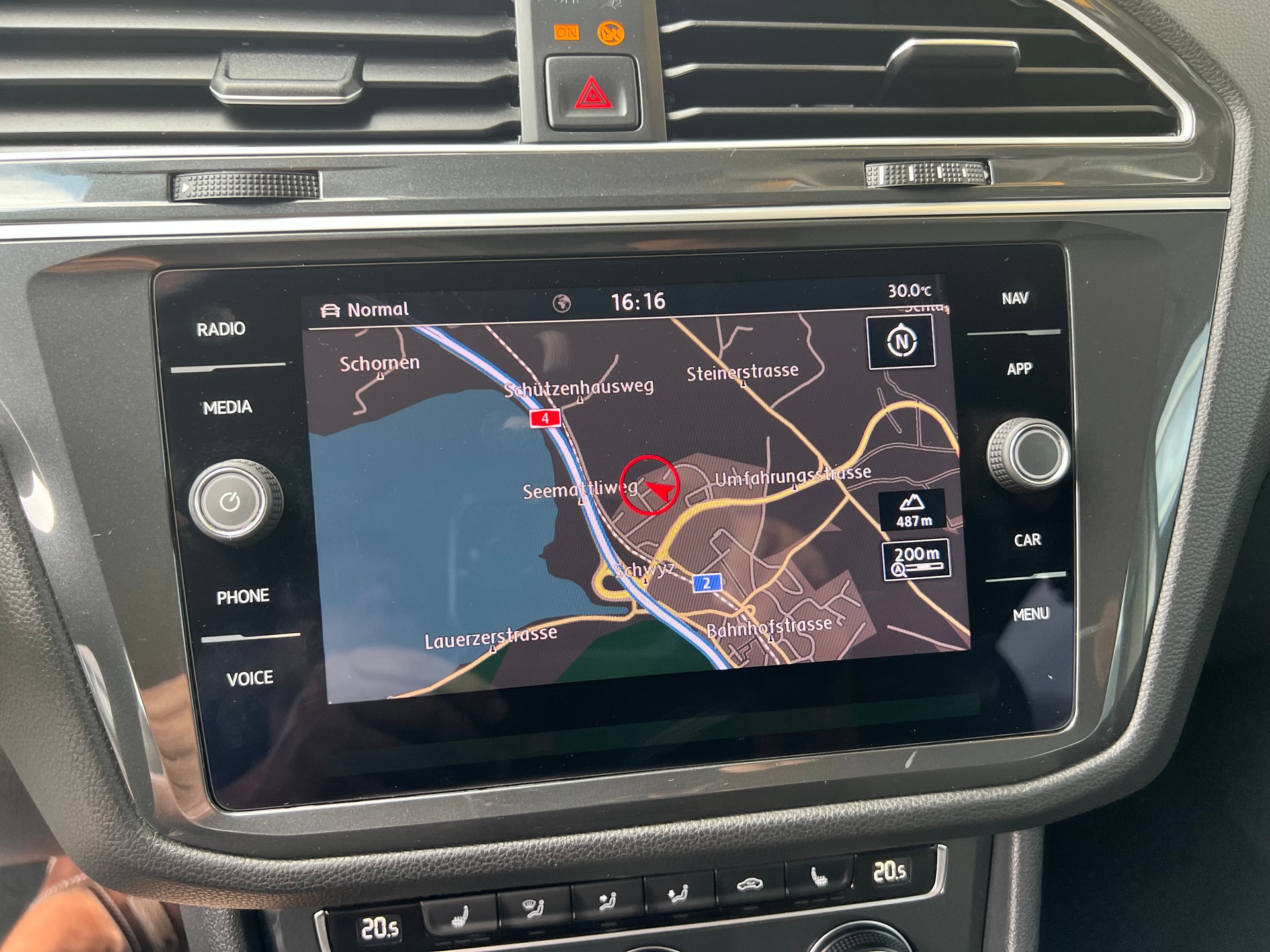 VW Tiguan 2.0 TDI Comfortline 4x4 DSG ** Navigation * Anhängerkupplung 2500 Kg. * frisch ab MFK * 1 Jahr Garantie möglich **-image-17
