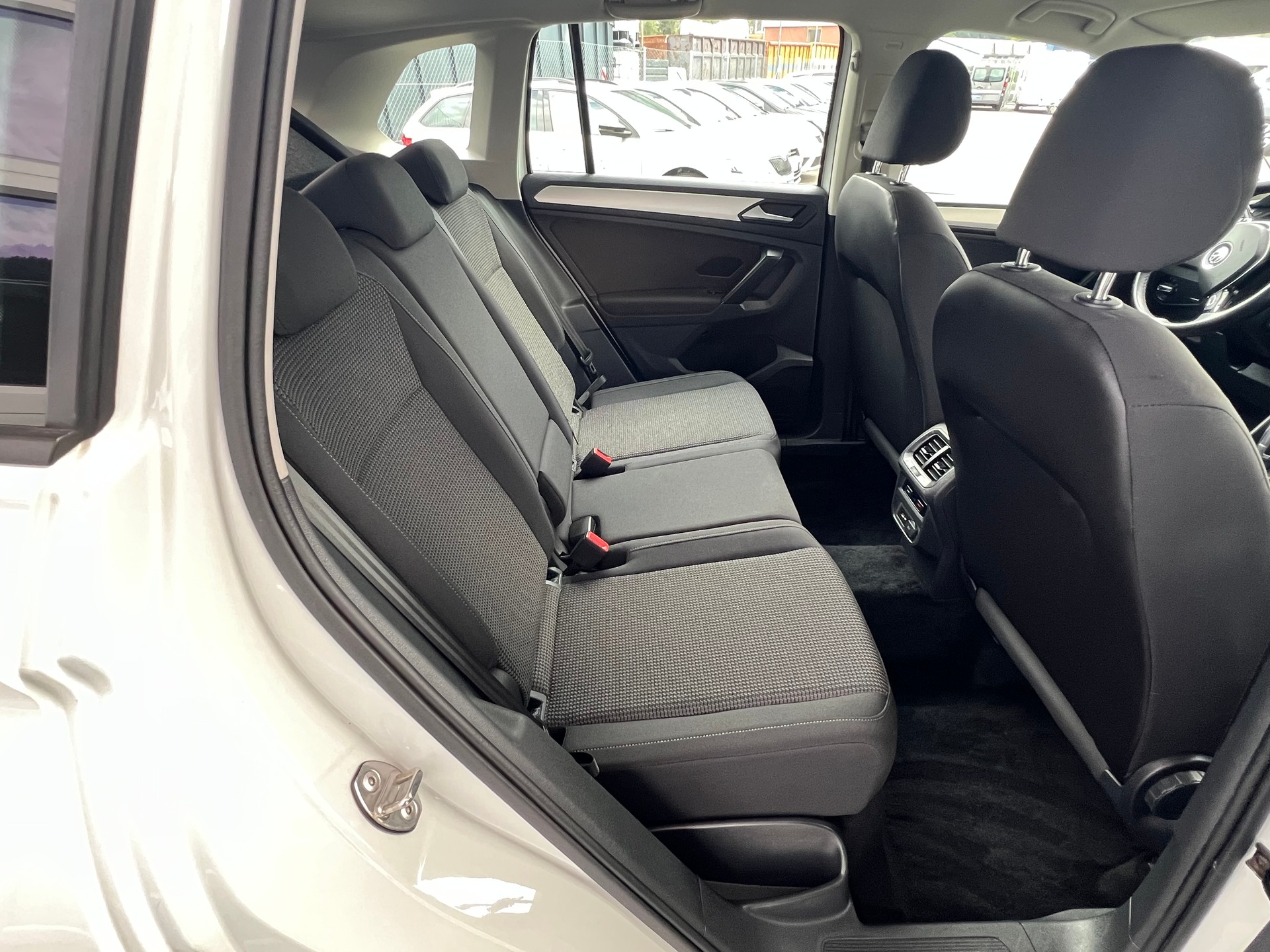 VW Tiguan 2.0 TDI Comfortline 4x4 DSG ** Navigation * Anhängerkupplung 2500 Kg. * frisch ab MFK * 1 Jahr Garantie möglich **-image-12