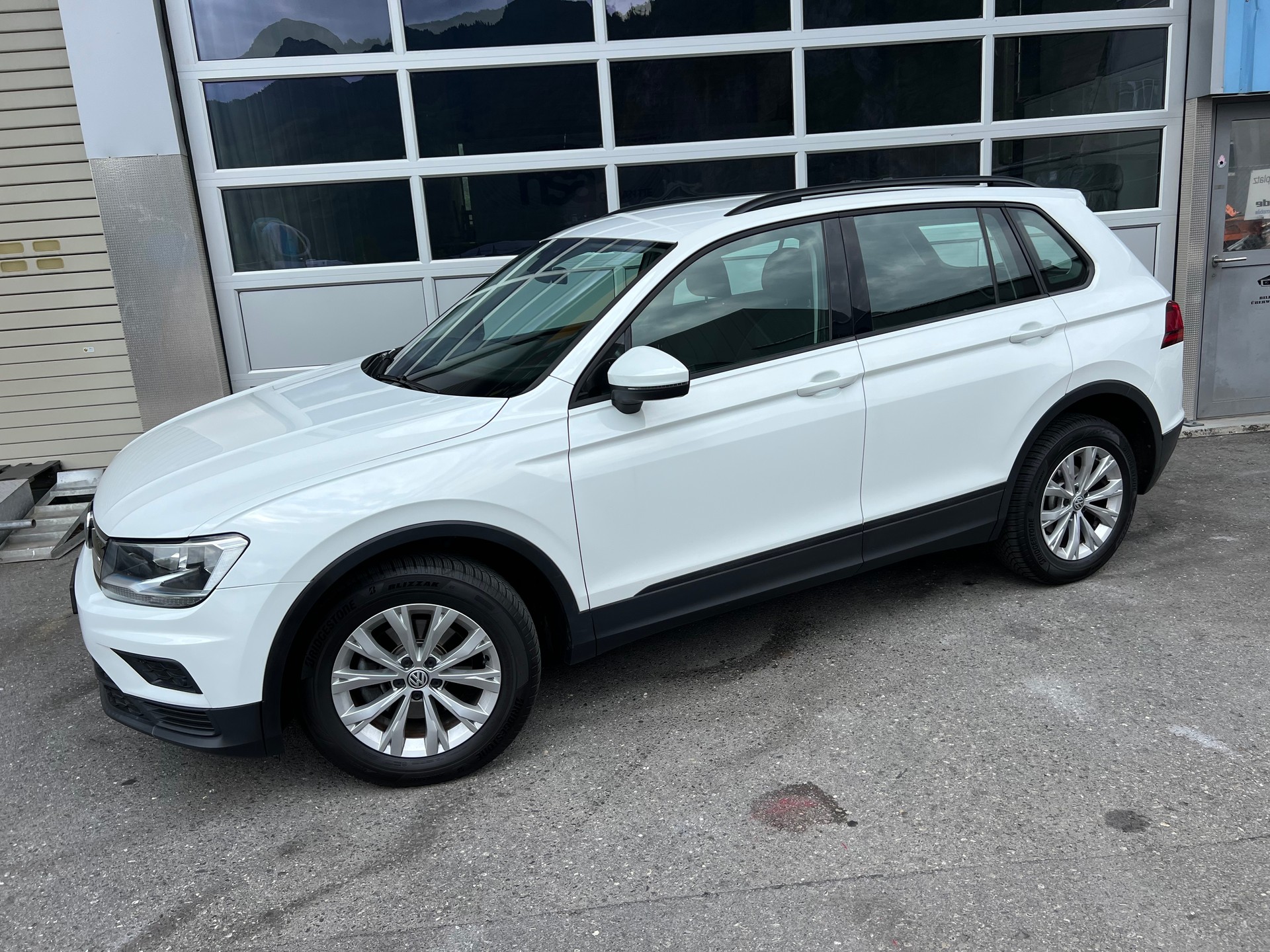 VW Tiguan 2.0 TDI Comfortline 4x4 DSG ** Navigation * Anhängerkupplung 2500 Kg. * frisch ab MFK * 1 Jahr Garantie möglich **-image-2