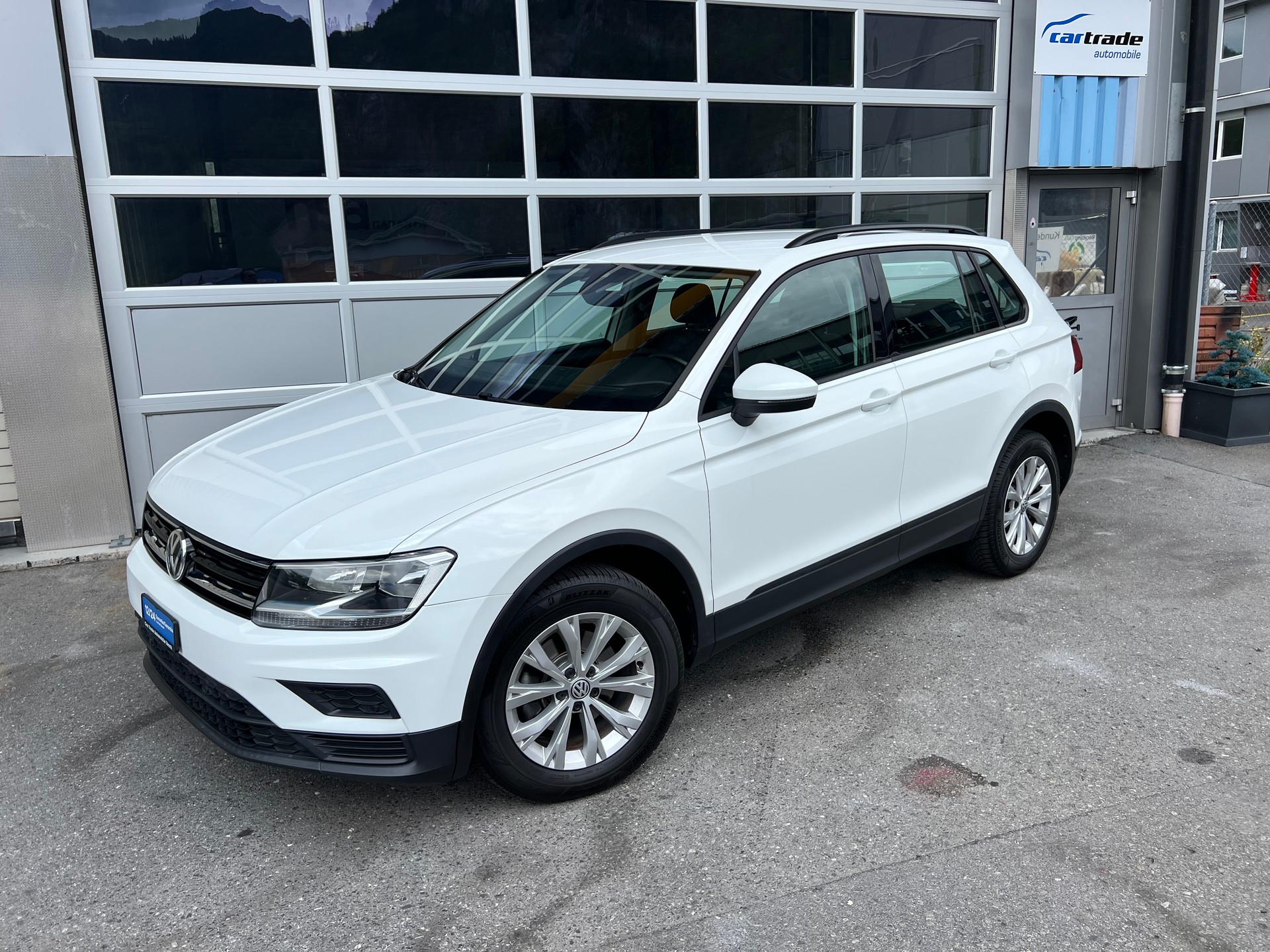 VW Tiguan 2.0 TDI Comfortline 4x4 DSG ** Navigation * Anhängerkupplung 2500 Kg. * frisch ab MFK * 1 Jahr Garantie möglich **-image-0