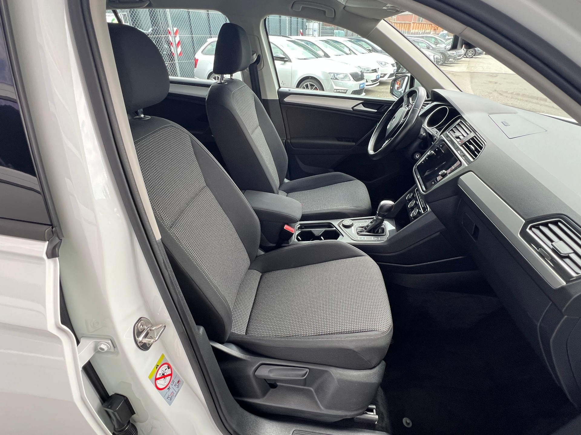 VW Tiguan 2.0 TDI Comfortline 4x4 DSG ** Navigation * Anhängerkupplung 2500 Kg. * frisch ab MFK * 1 Jahr Garantie möglich **-image-14