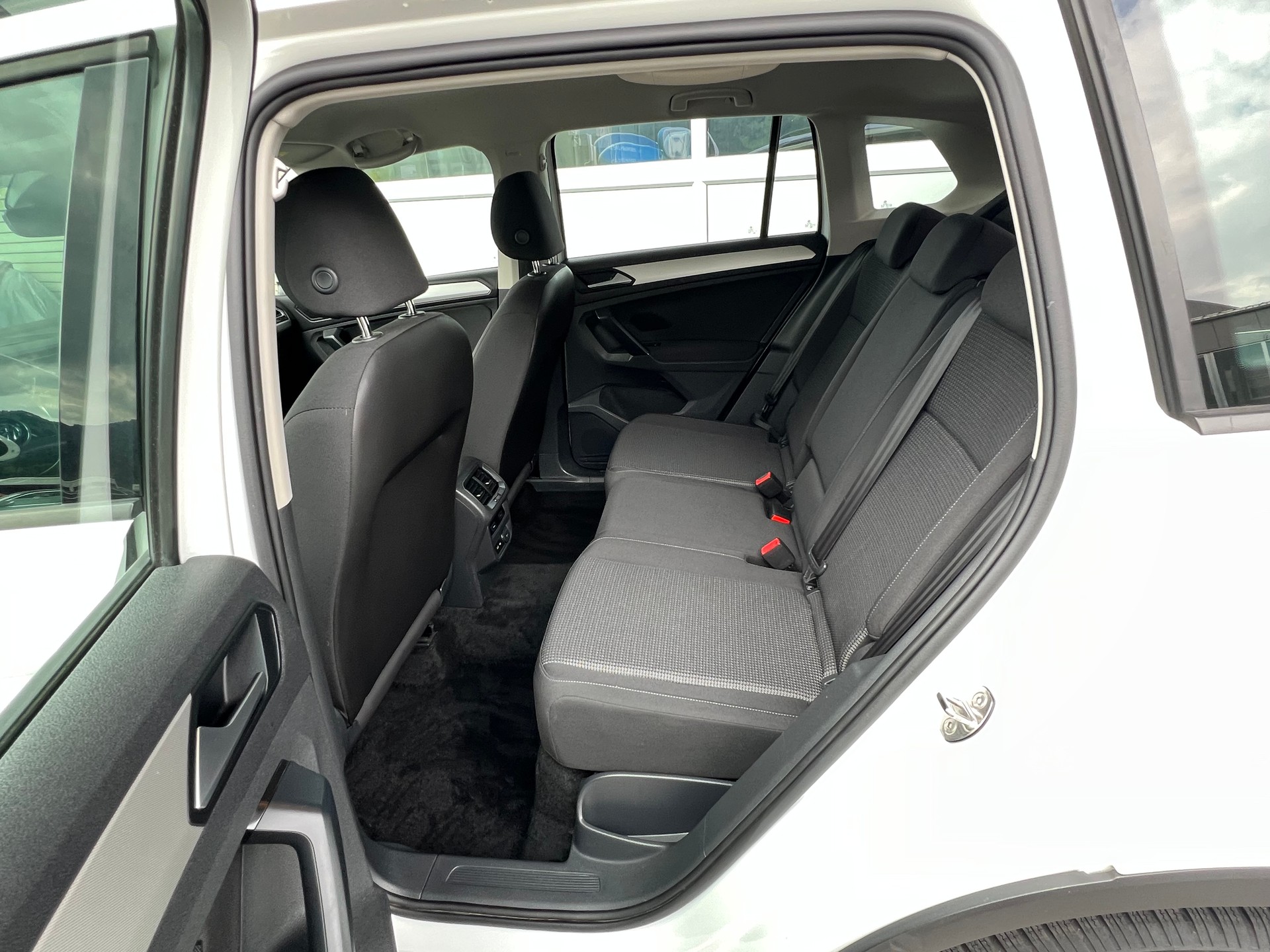 VW Tiguan 2.0 TDI Comfortline 4x4 DSG ** Navigation * Anhängerkupplung 2500 Kg. * frisch ab MFK * 1 Jahr Garantie möglich **-image-11