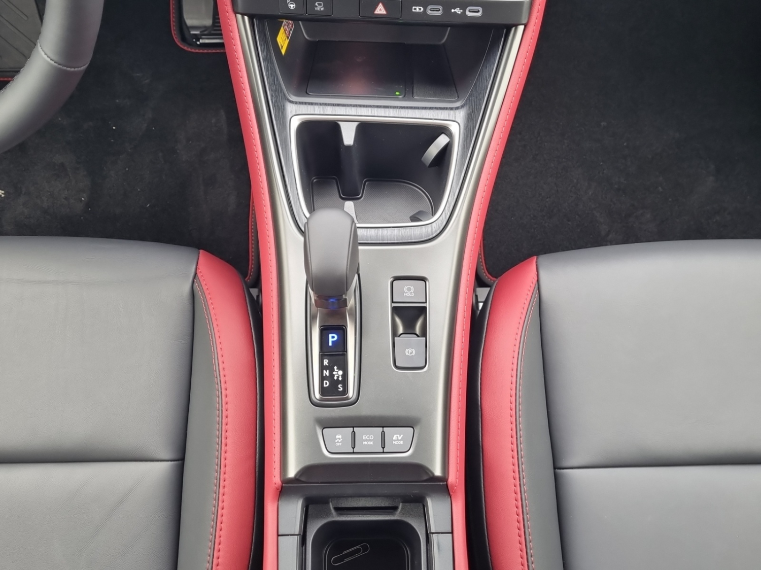 LEXUS LBX 1.5 Hybrid Vibrant Edition AWD-image-16