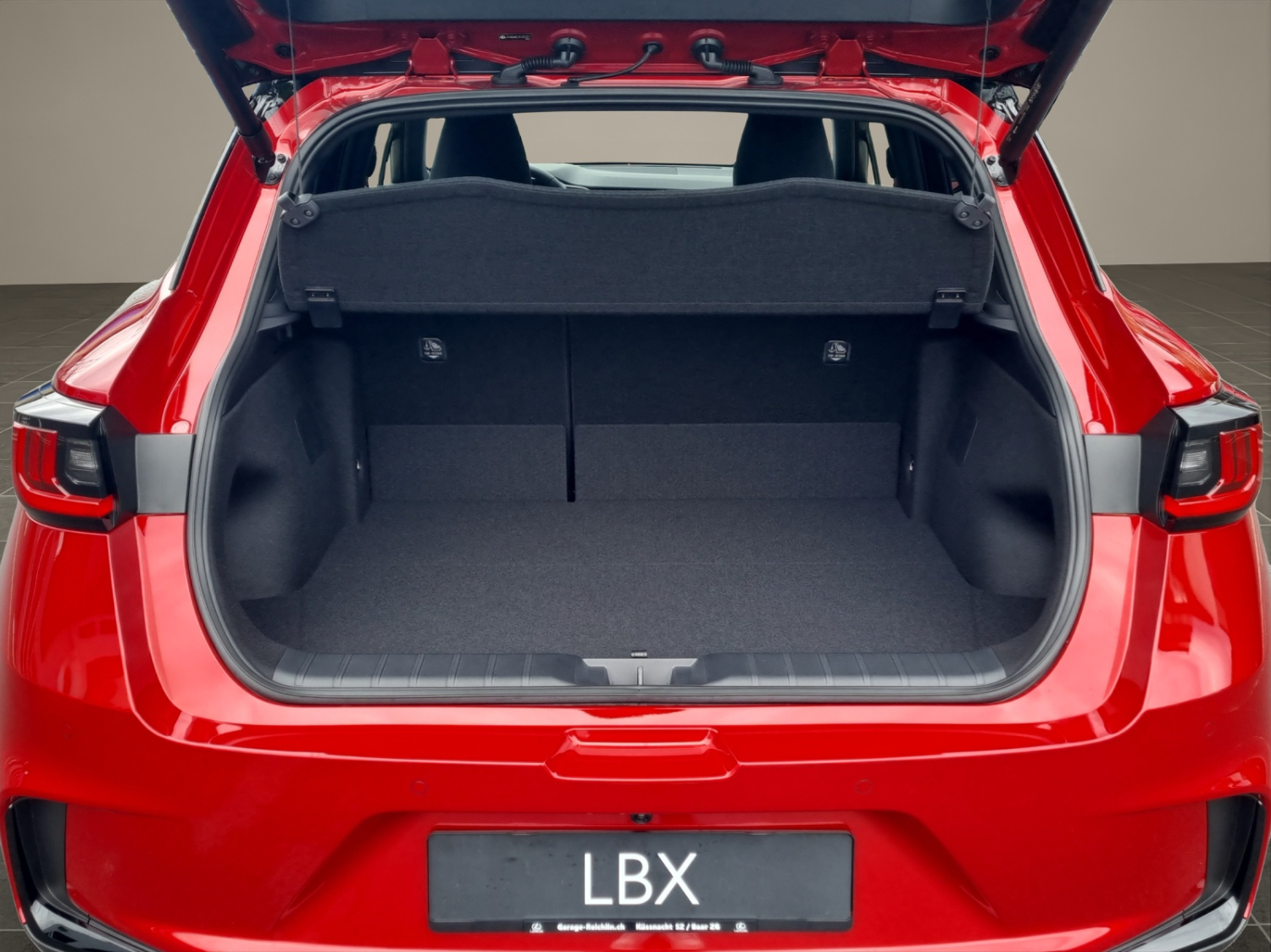 LEXUS LBX 1.5 Hybrid Vibrant Edition AWD-image-5