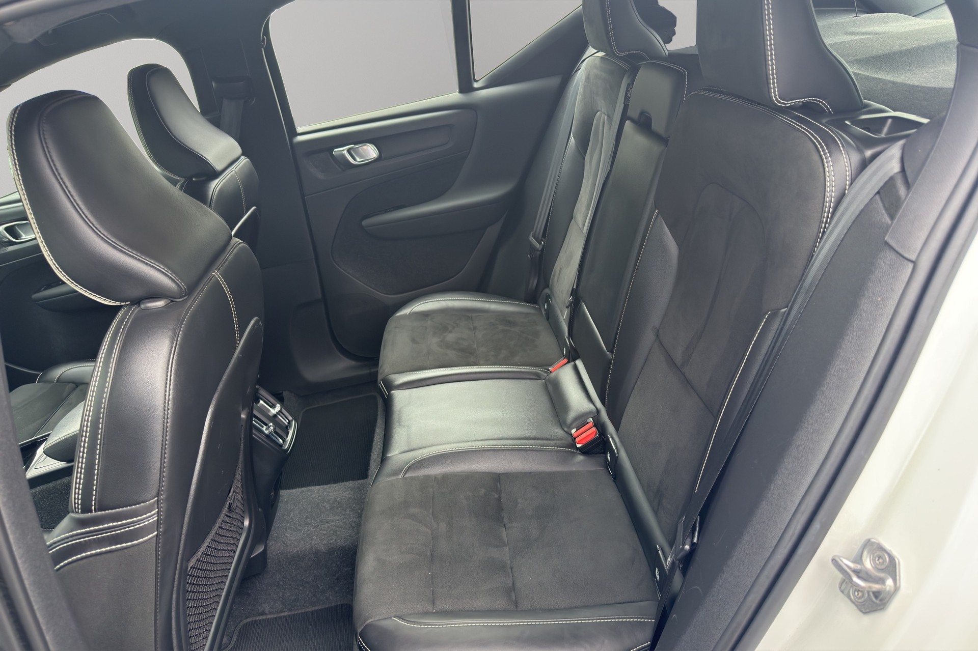 VOLVO XC40 B4 Benzin Mild Hybrid AWD R-Design Geartronic-image-5