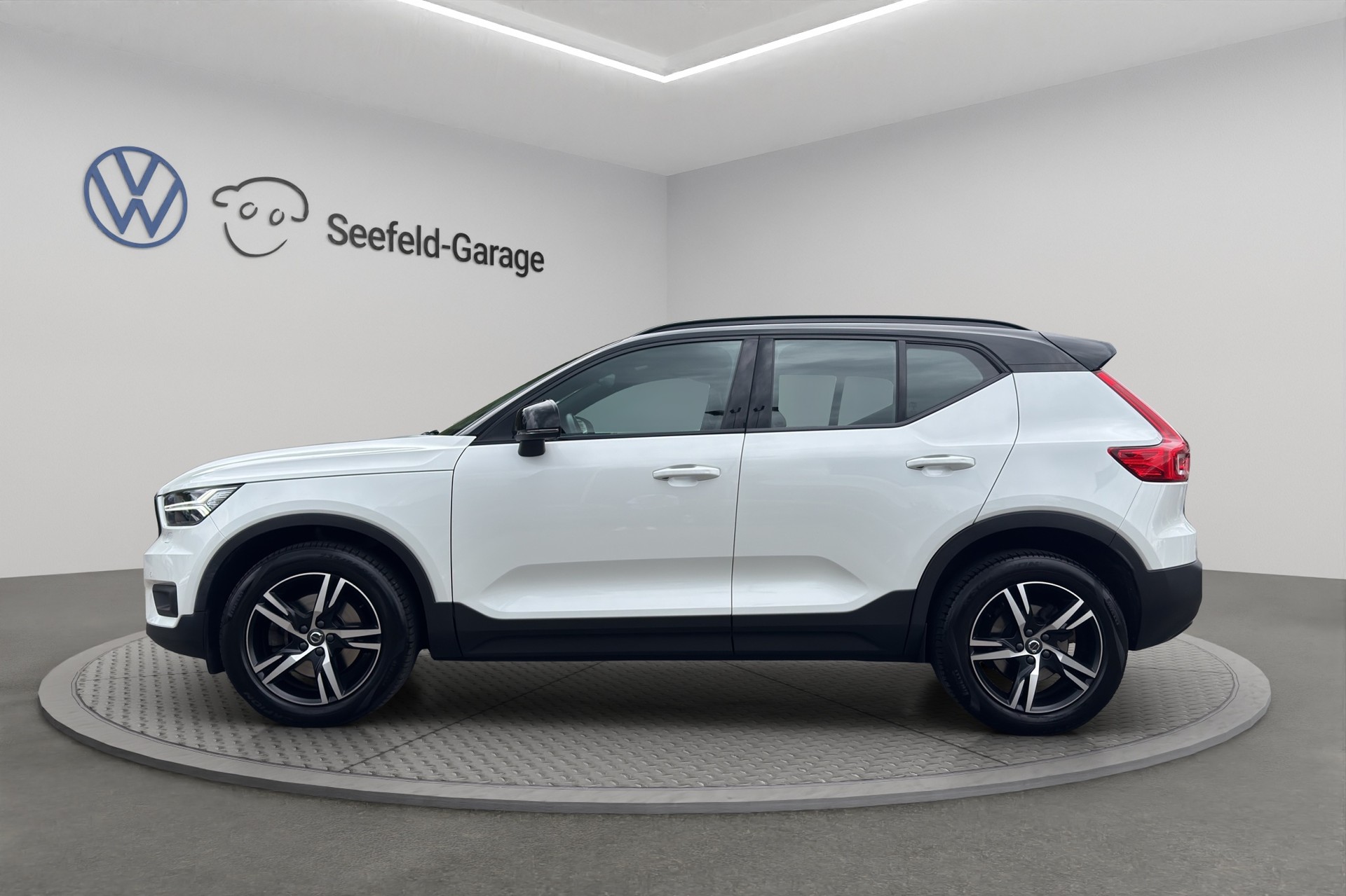 VOLVO XC40 B4 Benzin Mild Hybrid AWD R-Design Geartronic-image-2