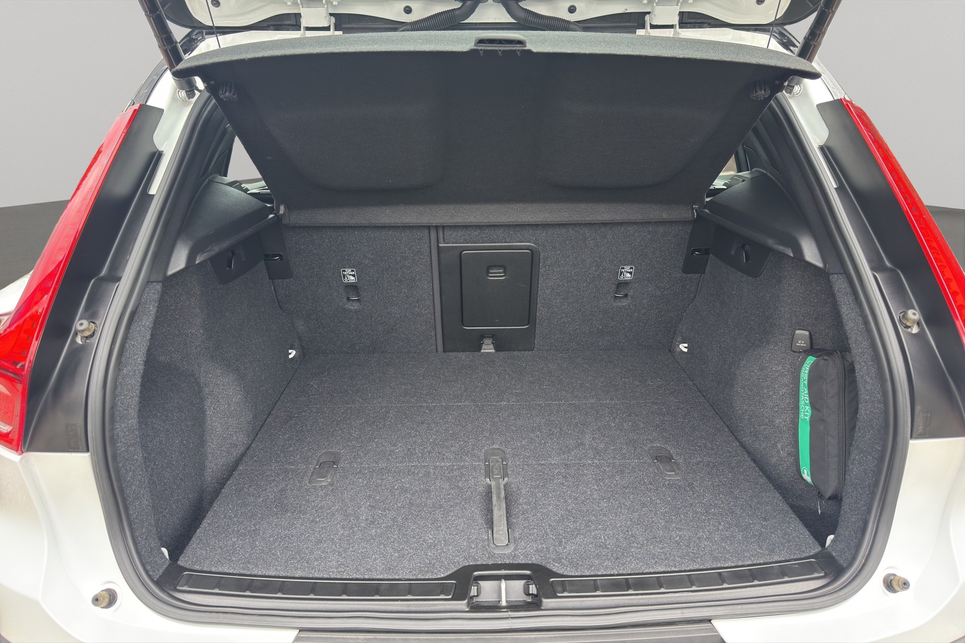 VOLVO XC40 B4 Benzin Mild Hybrid AWD R-Design Geartronic-image-10