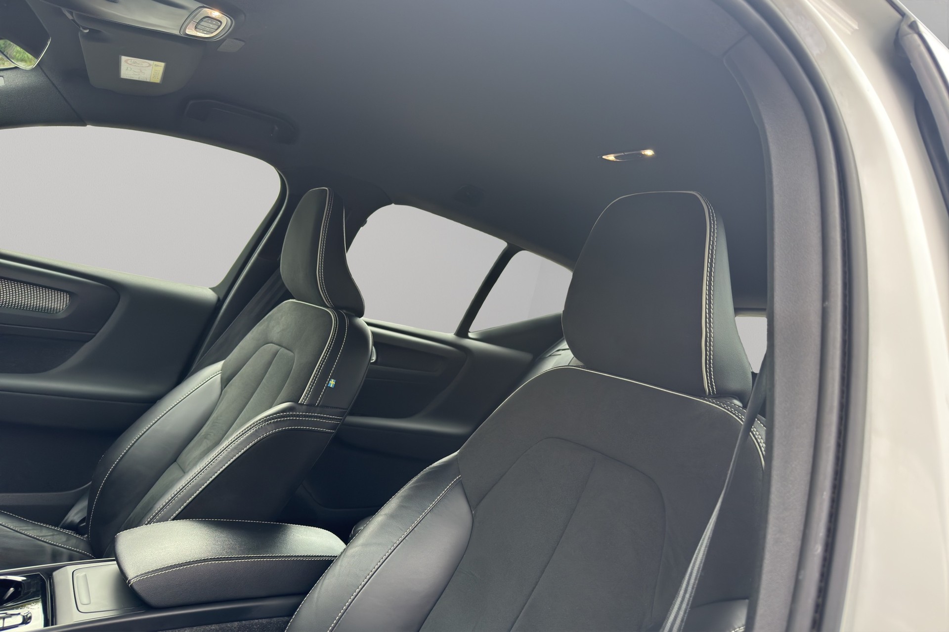 VOLVO XC40 B4 Benzin Mild Hybrid AWD R-Design Geartronic-image-9