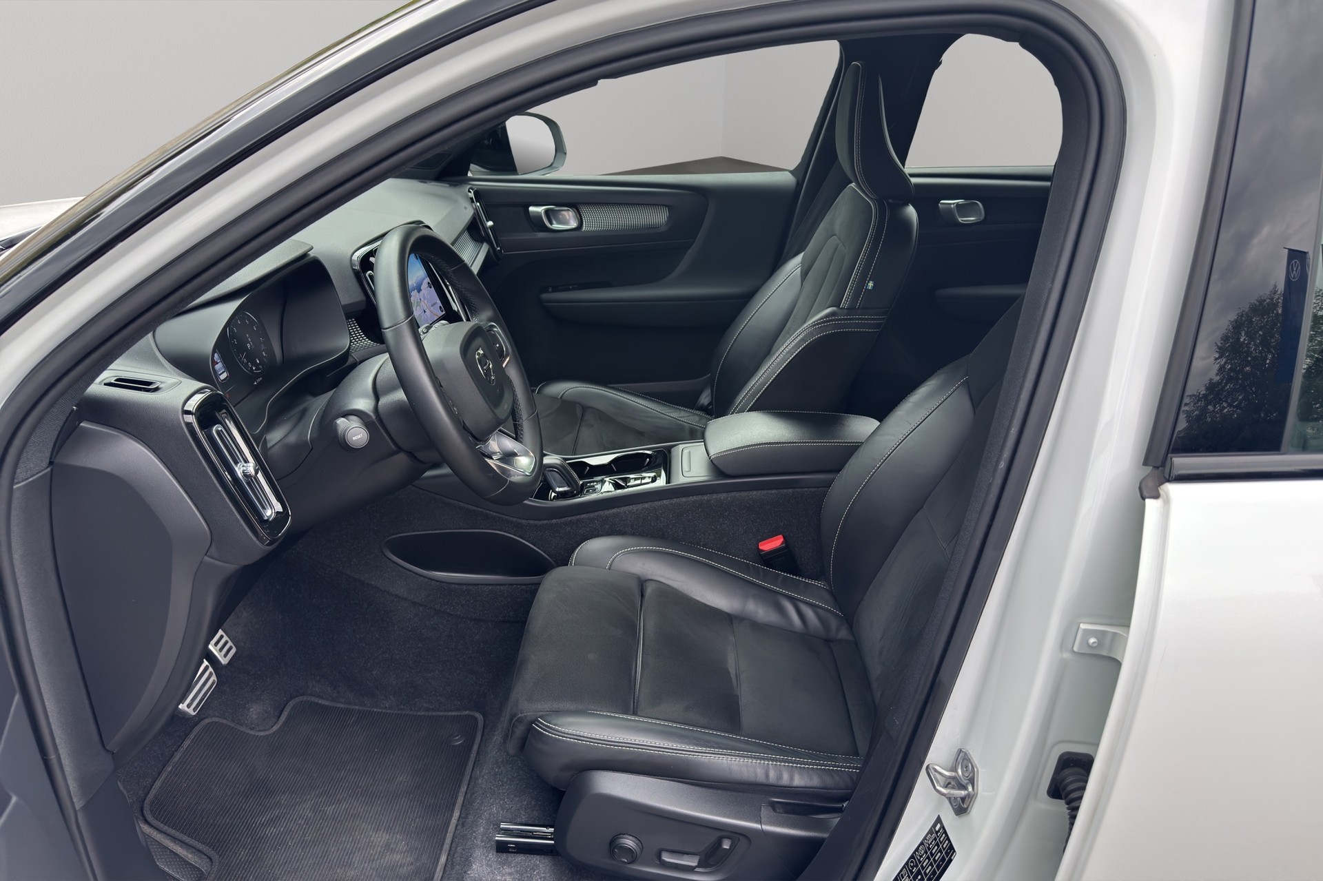 VOLVO XC40 B4 Benzin Mild Hybrid AWD R-Design Geartronic-image-8