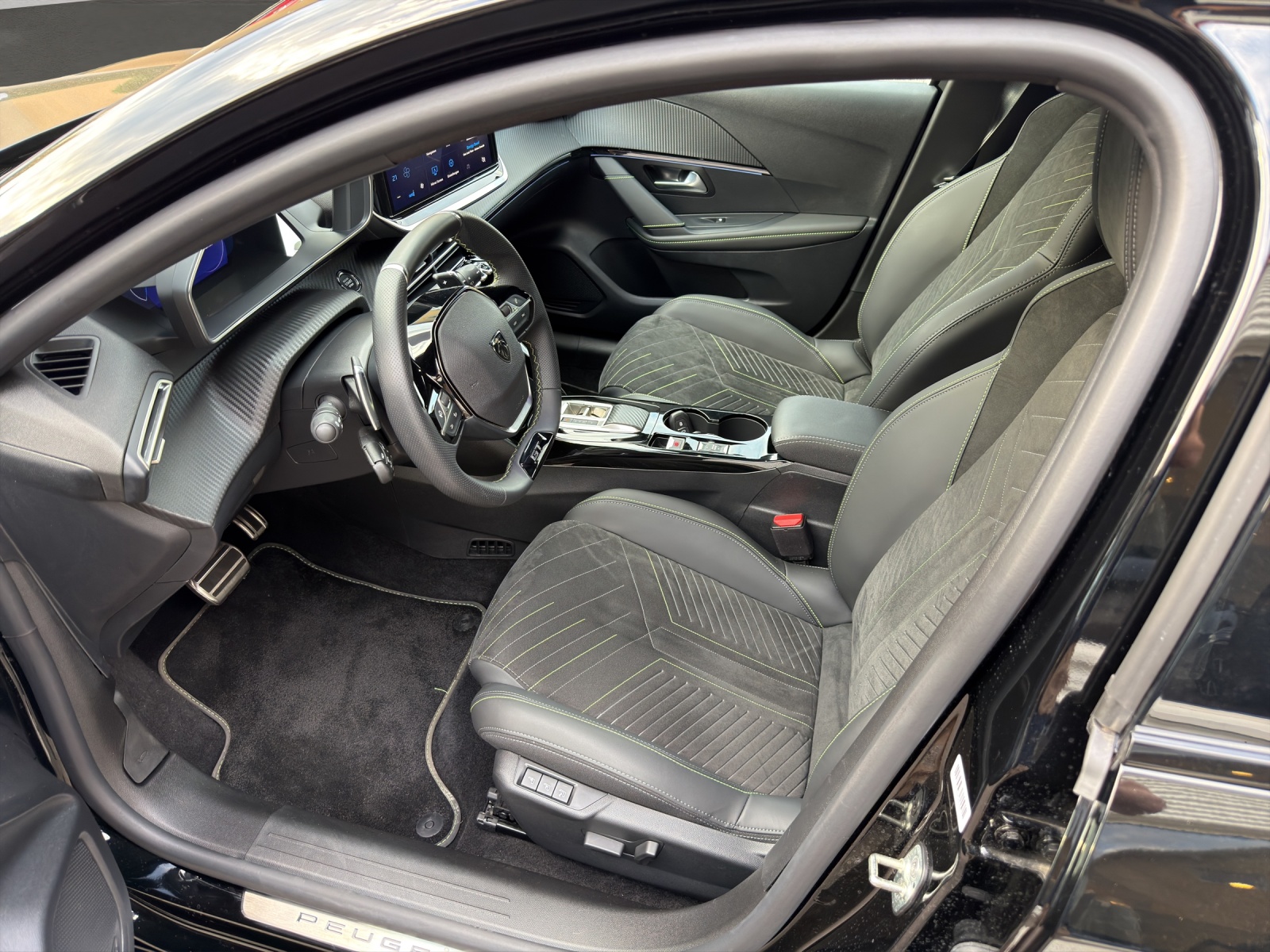 PEUGEOT 208 1.2 Hybrid GT-image-3