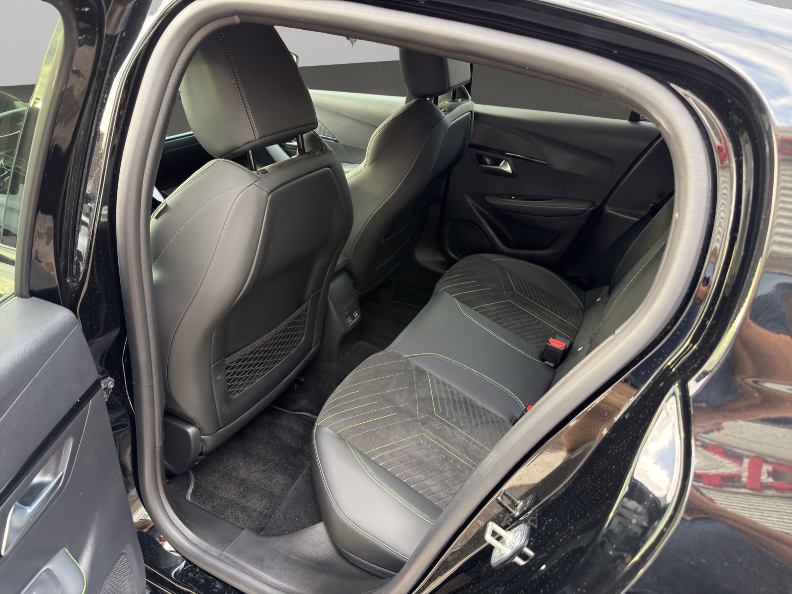 PEUGEOT 208 1.2 Hybrid GT-image-4