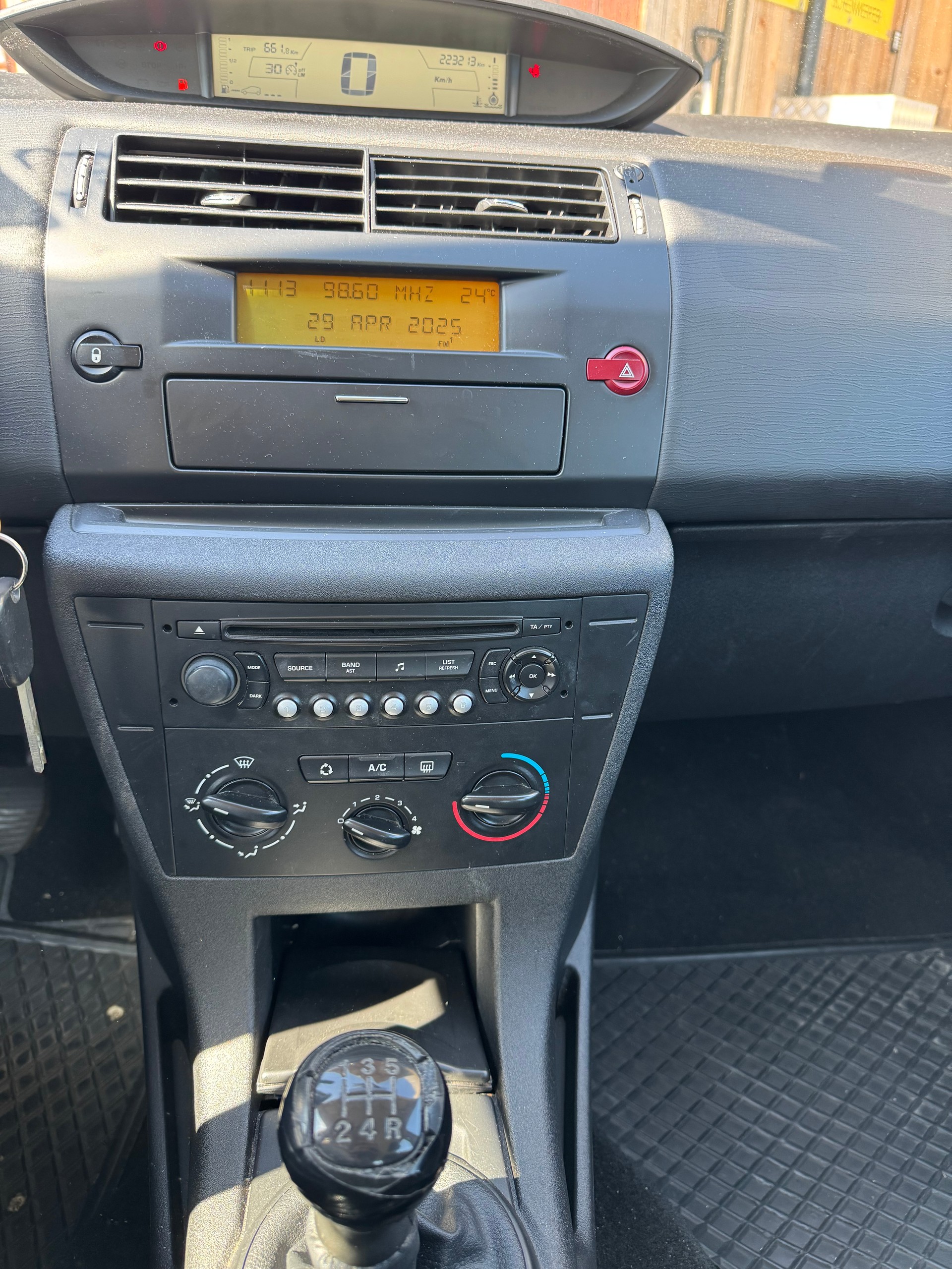 CITROEN C4 Berline 1.6i 16V SX-image-7