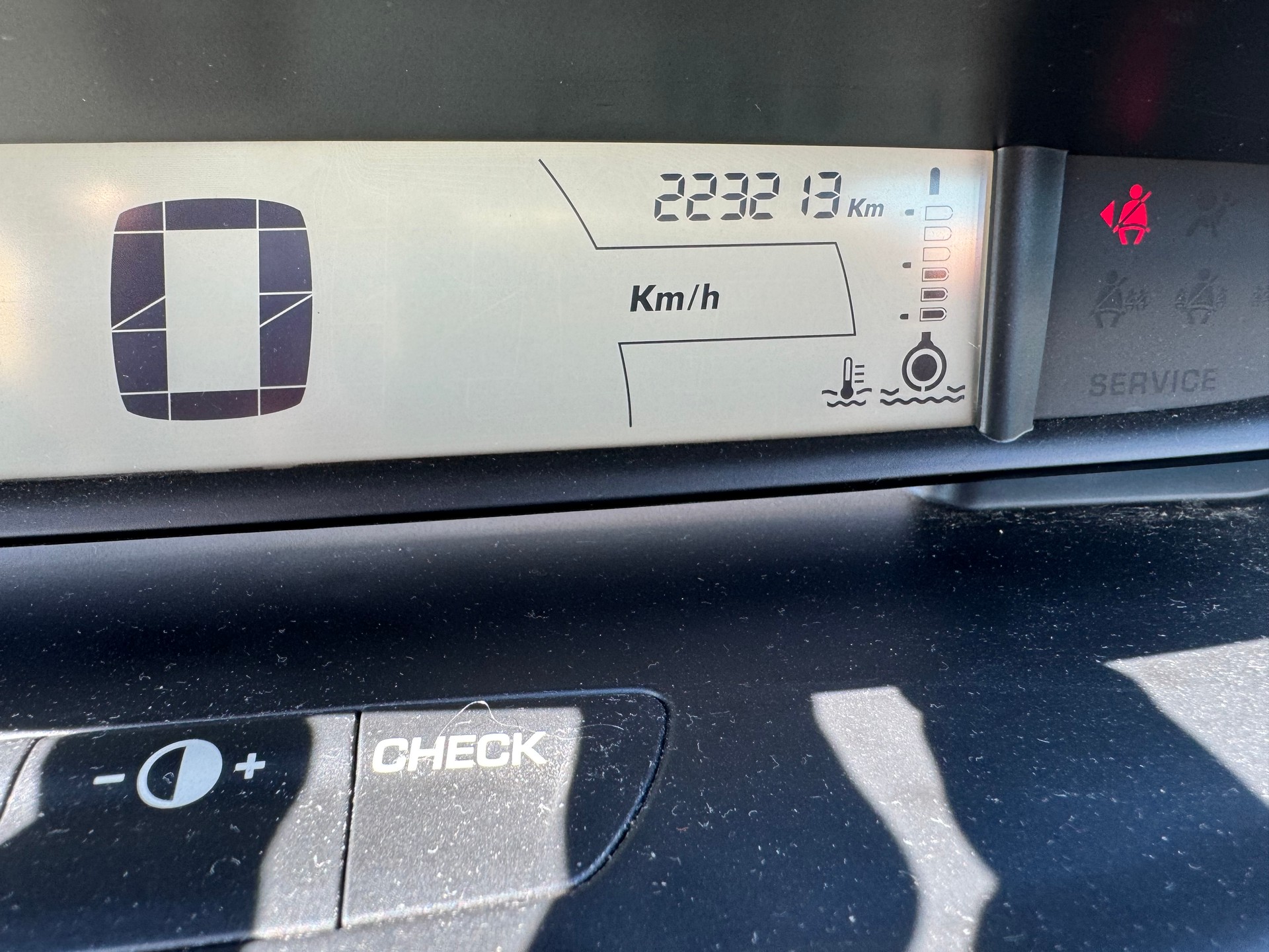 CITROEN C4 Berline 1.6i 16V SX-image-8
