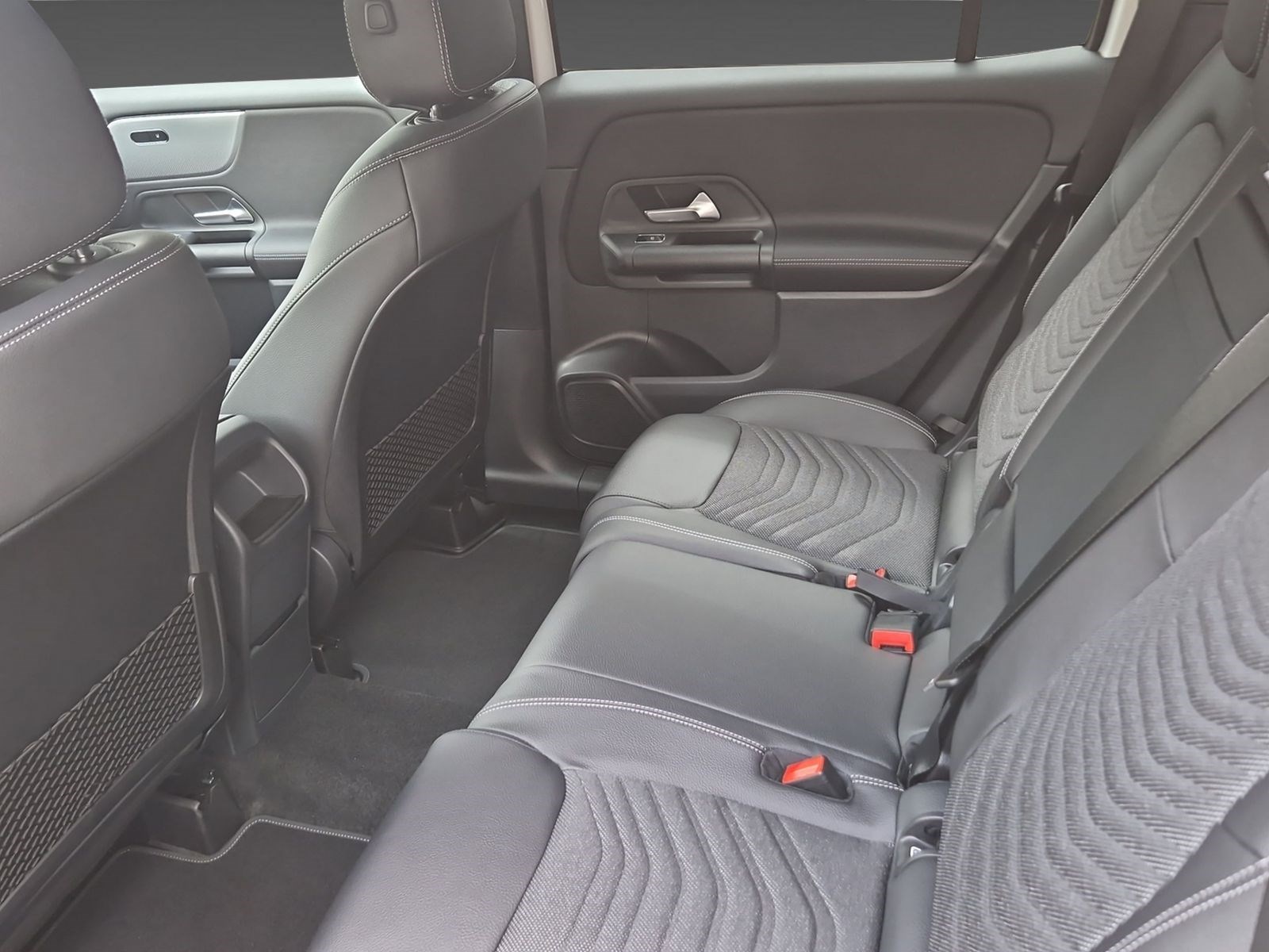 MERCEDES-BENZ GLB 220 d 4Matic-image-10