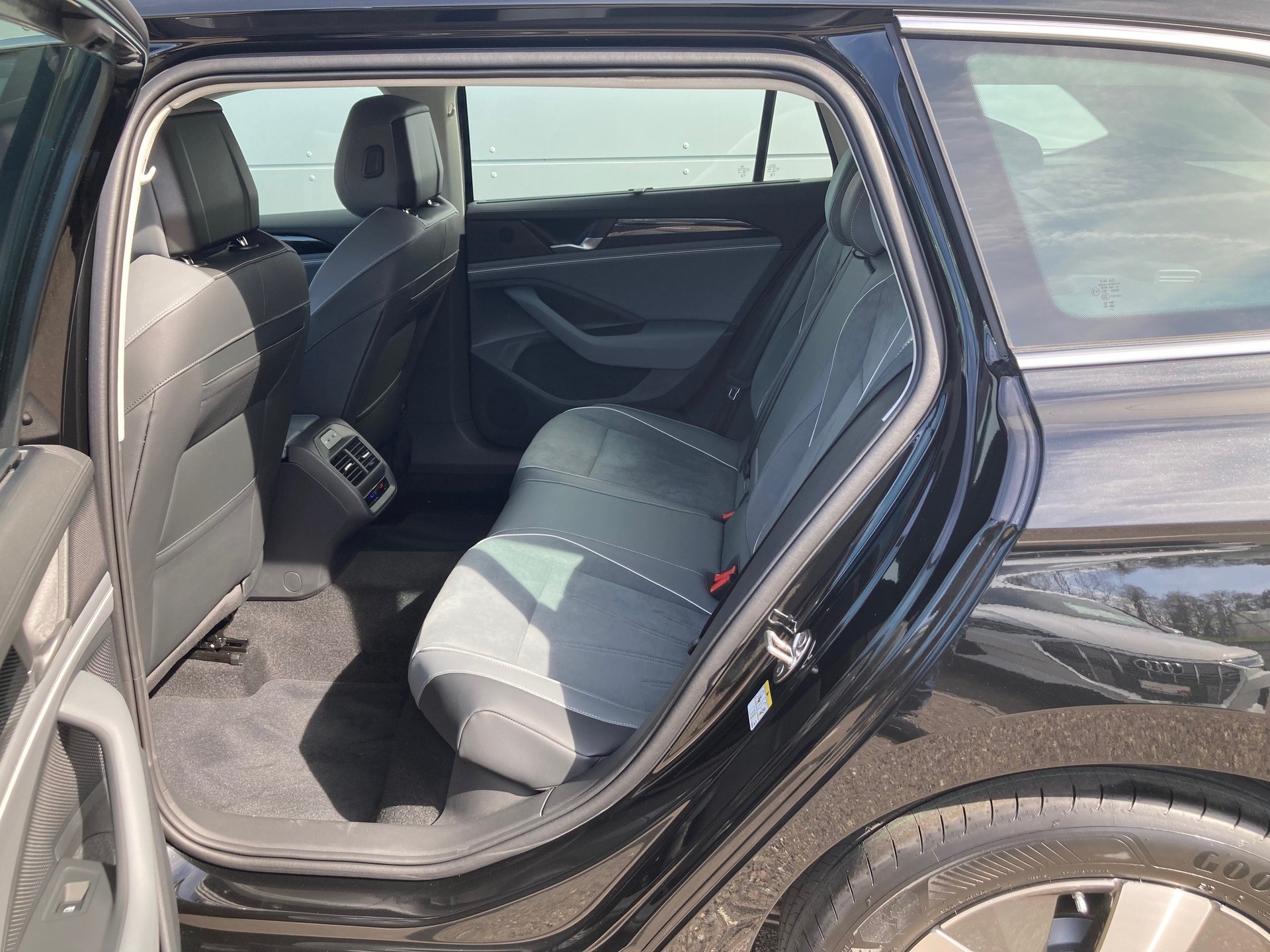 VW Passat Variant 1.5 eTSI evo2 Business DSG-image-9