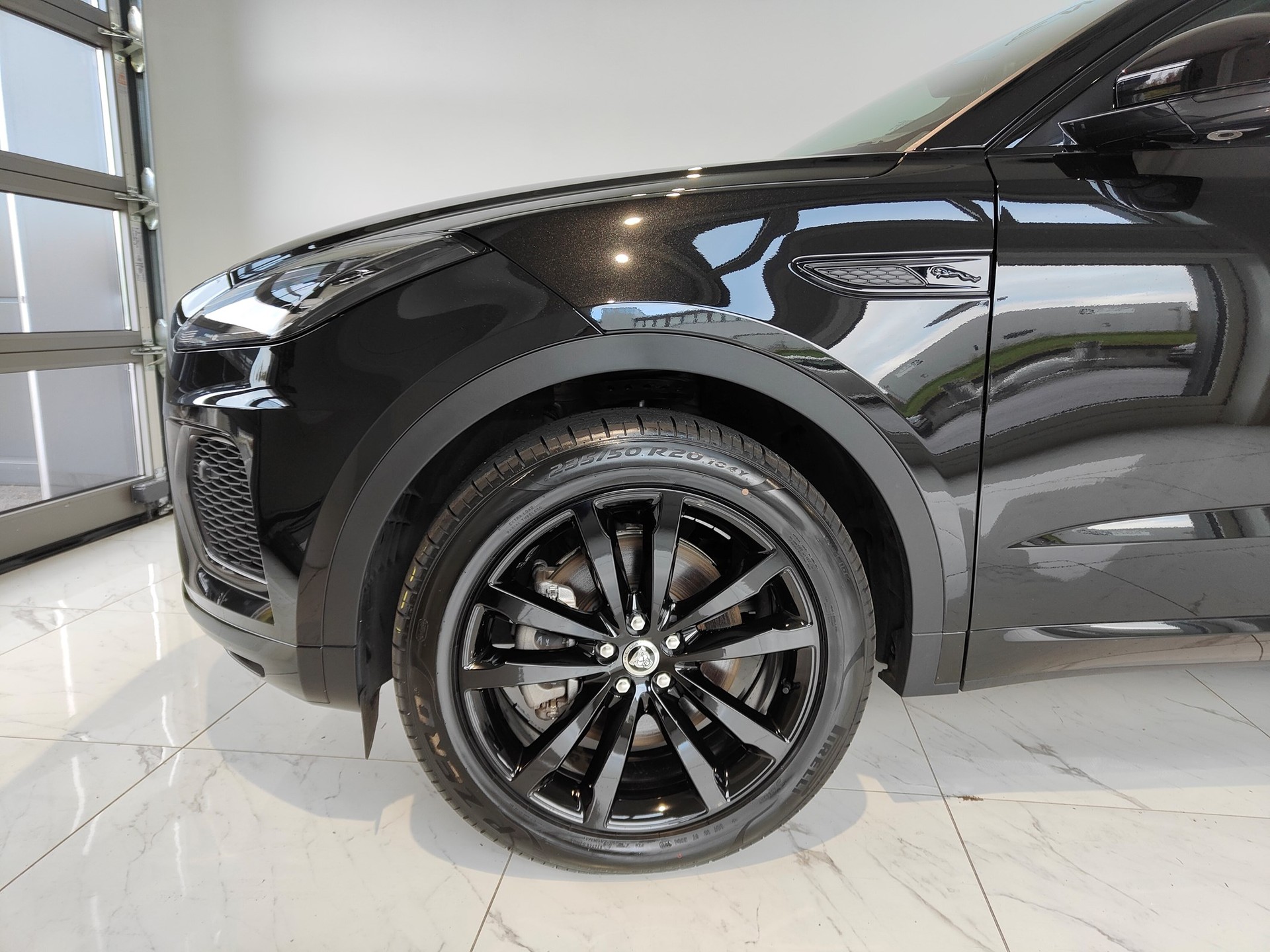 JAGUAR E-Pace 1.5 P300e R-Dynamic AWD S-image-12