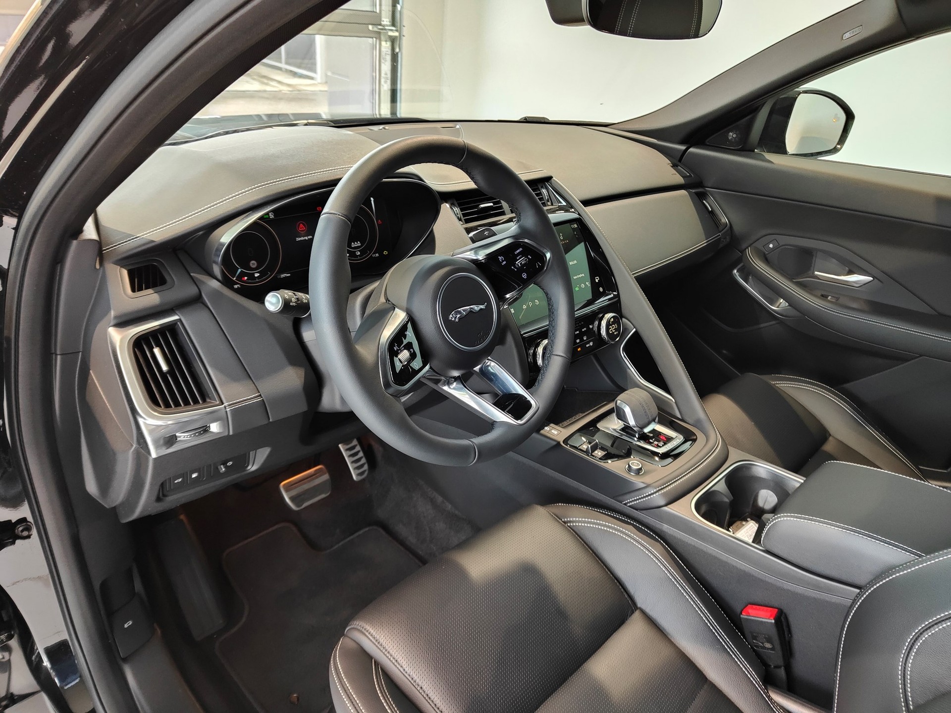 JAGUAR E-Pace 1.5 P300e R-Dynamic AWD S-image-5
