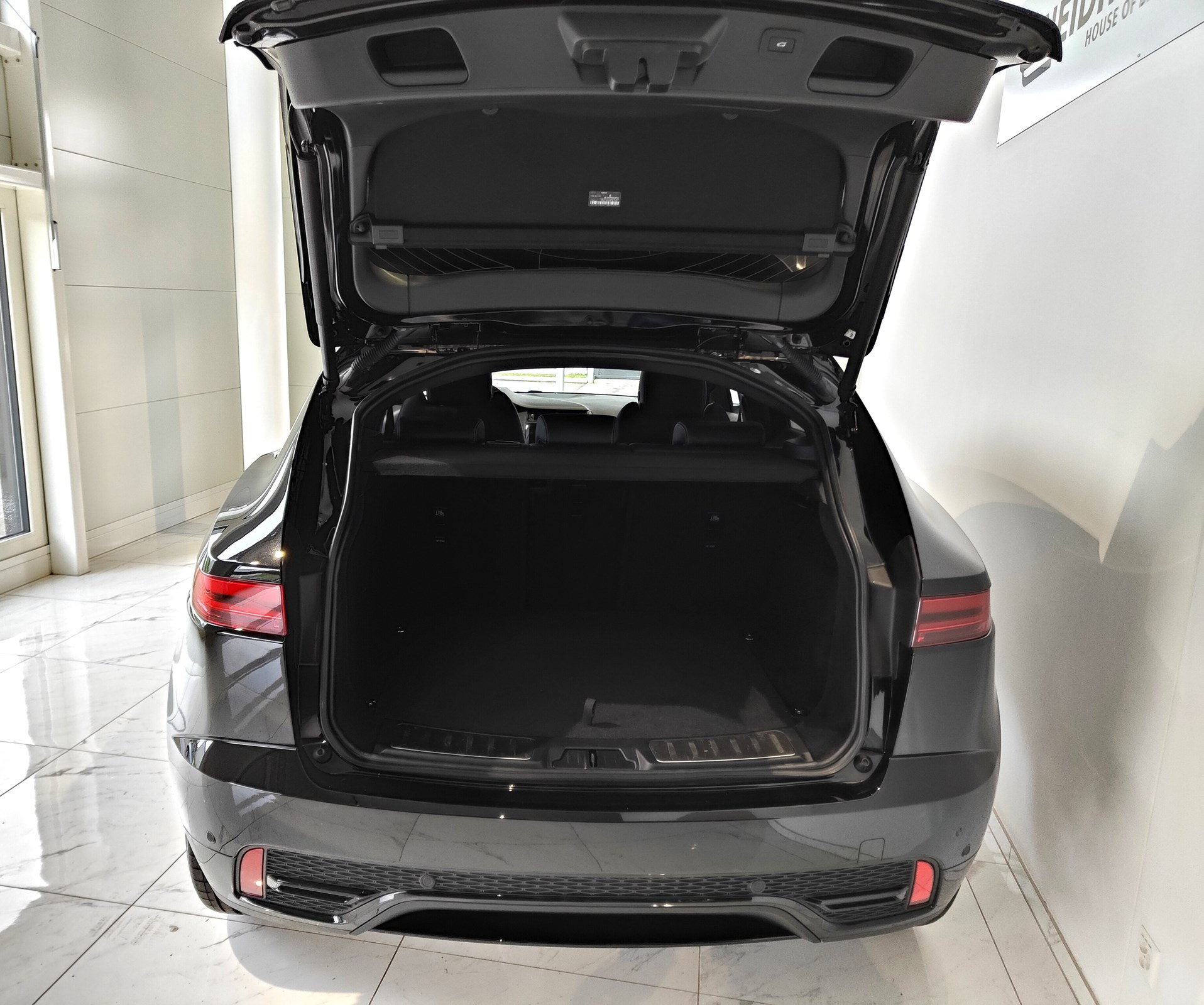 JAGUAR E-Pace 1.5 P300e R-Dynamic AWD S-image-8