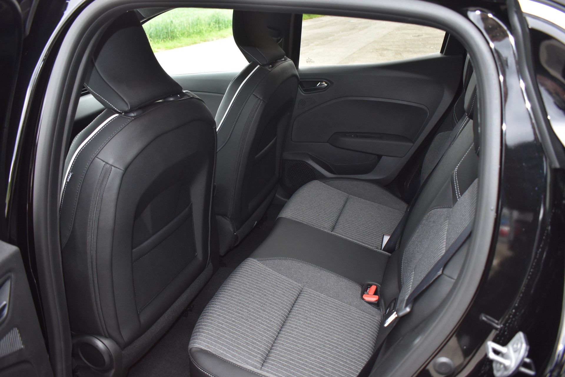 MITSUBISHI COLT 1.6 HEV Intense-image-11