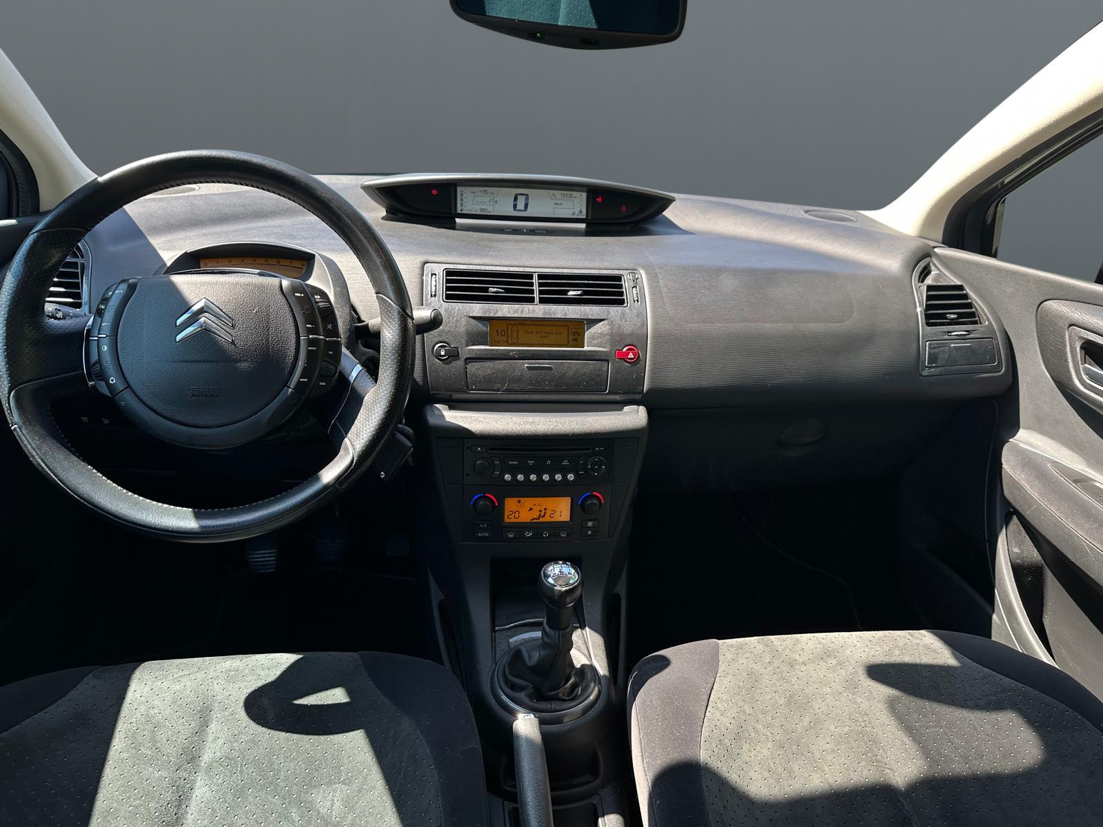 CITROEN C4 Berline 2.0i 16V Exclusive-image-4