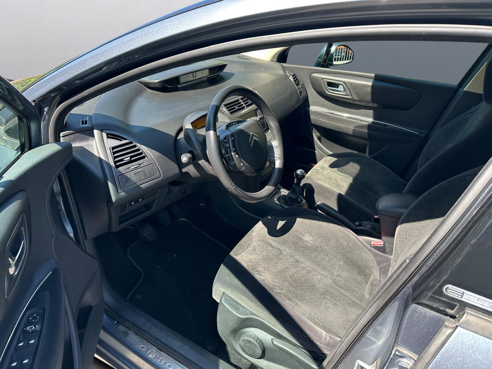 CITROEN C4 Berline 2.0i 16V Exclusive-image-5
