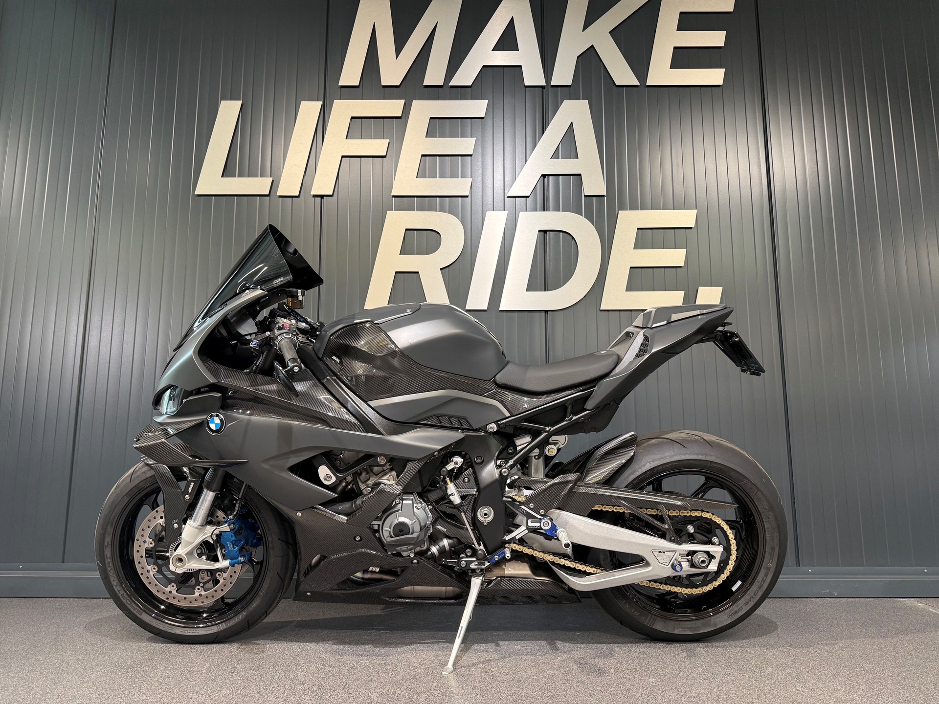 BMW M 1000 RR-showroom-element-2