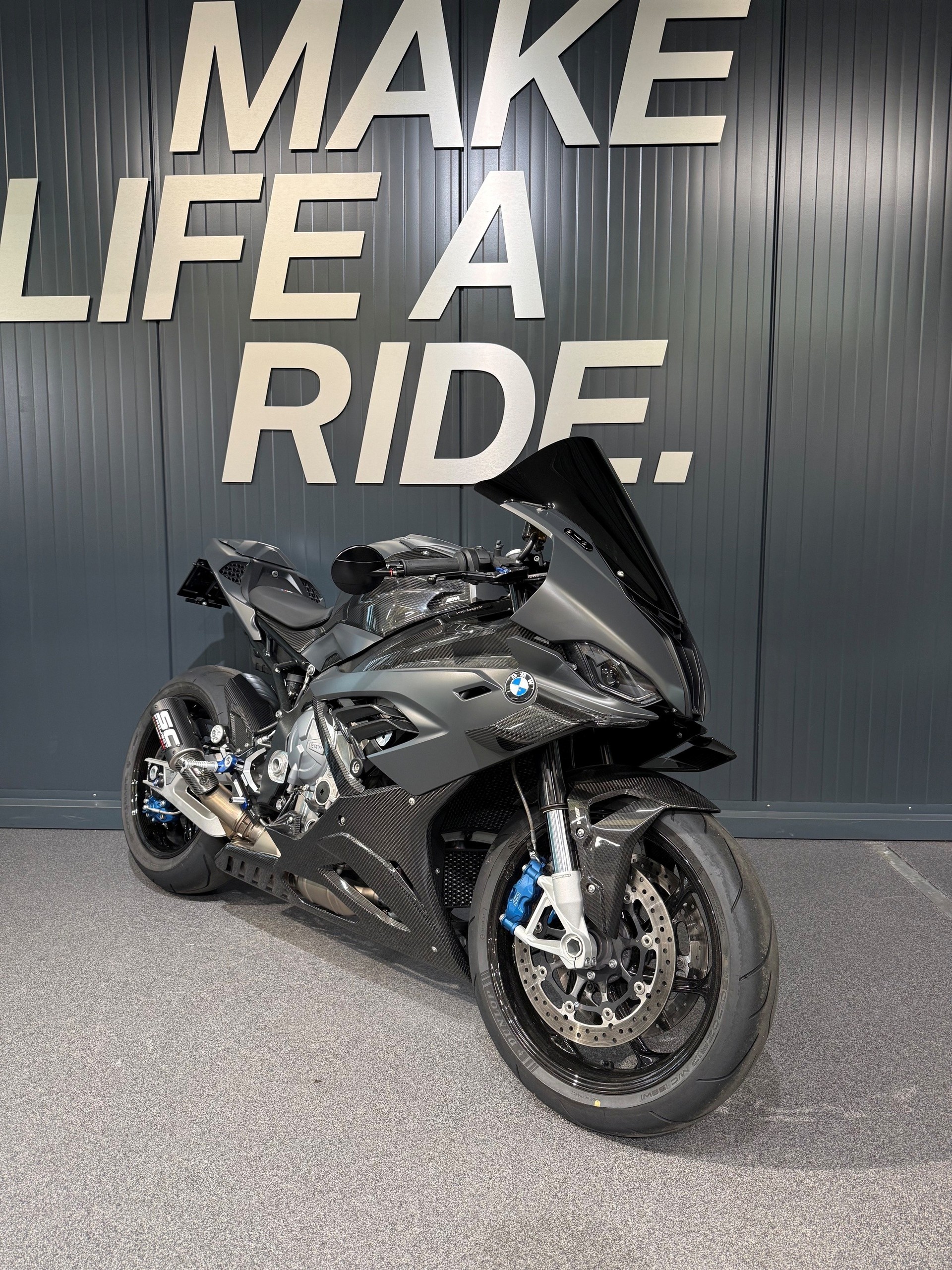 BMW M 1000 RR-showroom-element-1