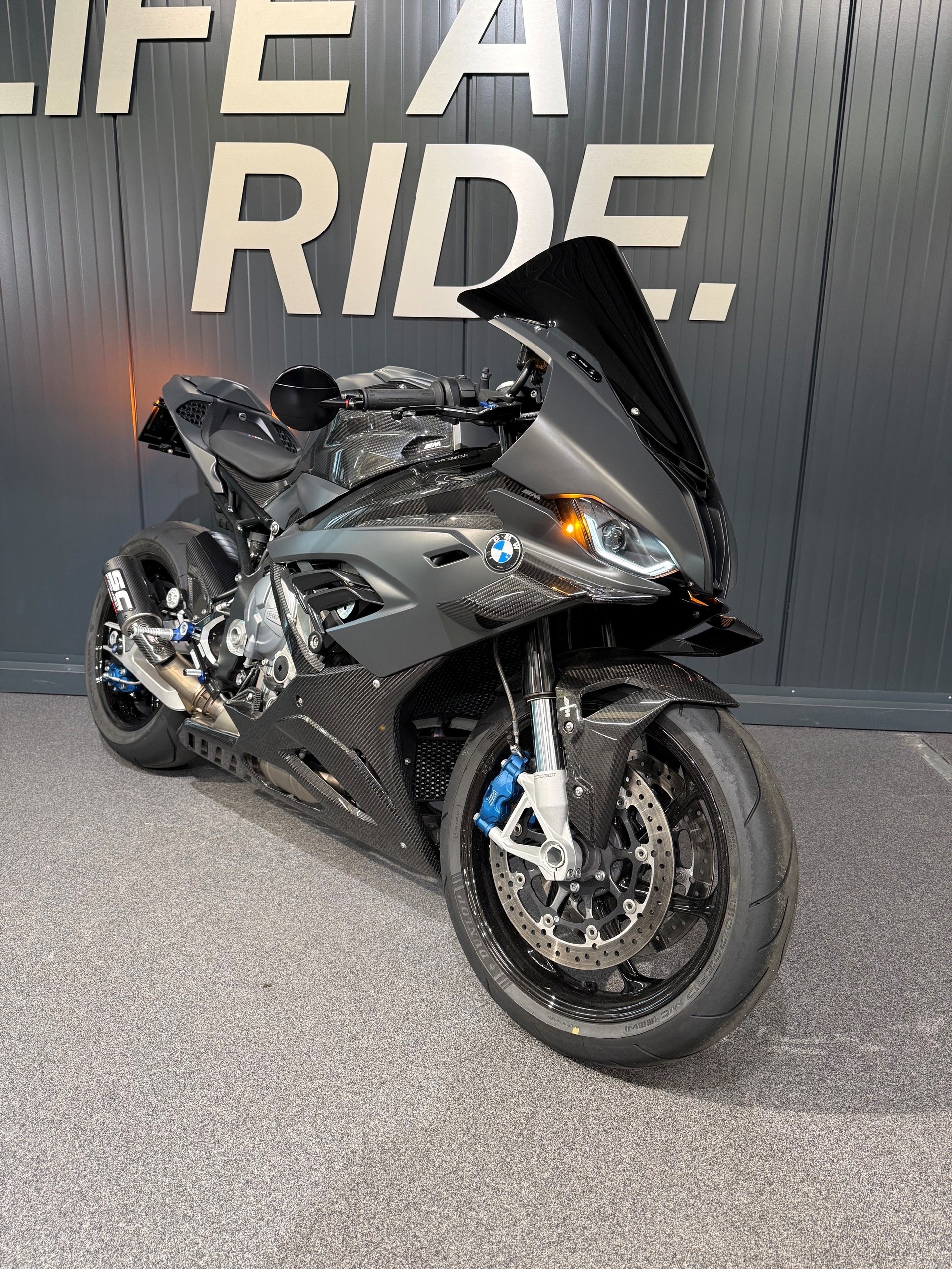 BMW M 1000 RR-showroom-element-3