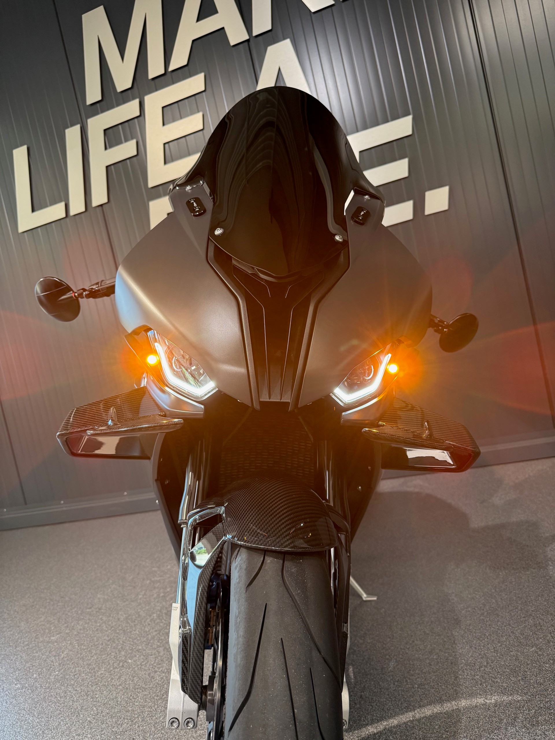 BMW M 1000 RR-showroom-element-3