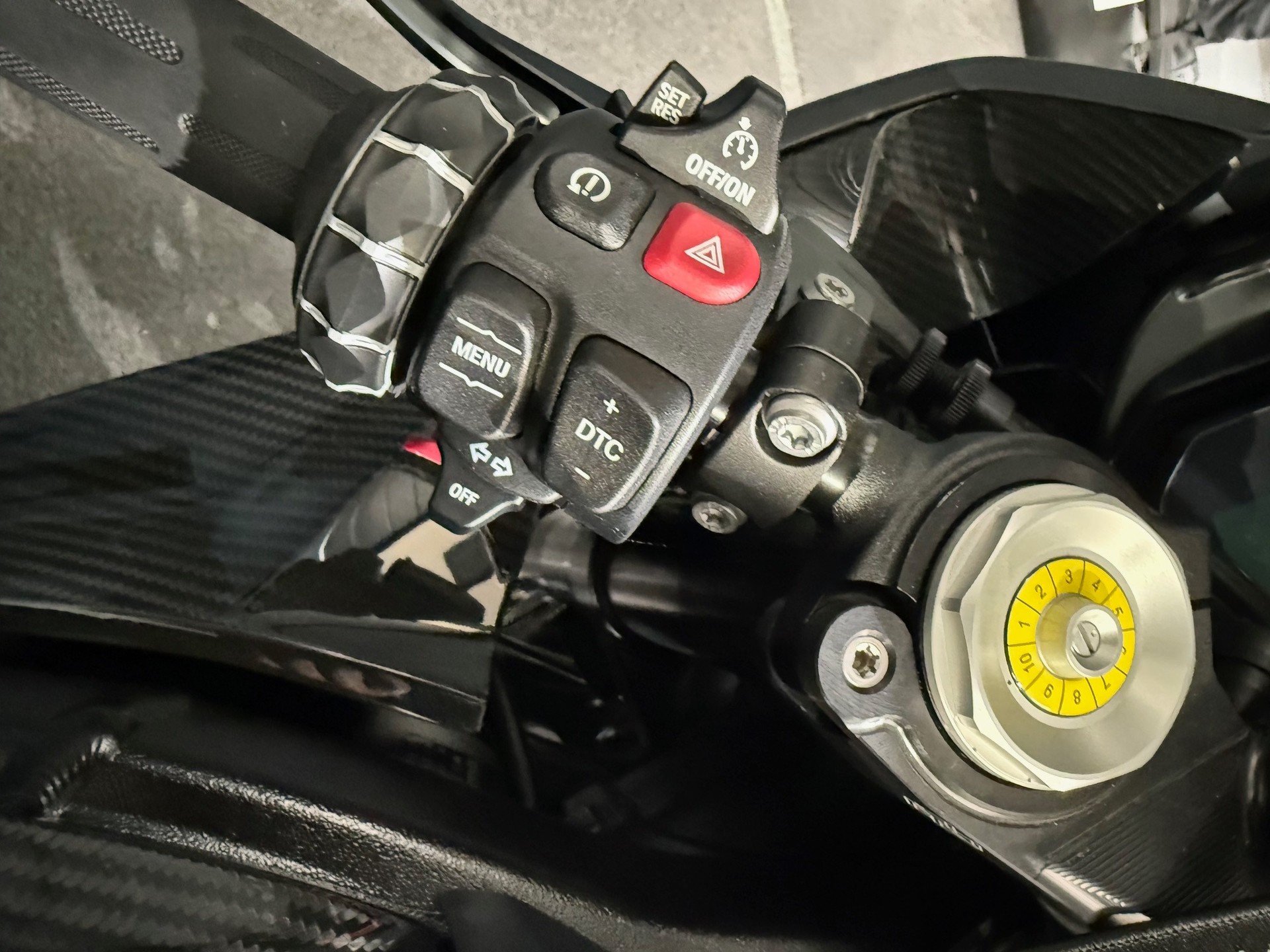 BMW M 1000 RR-image-9