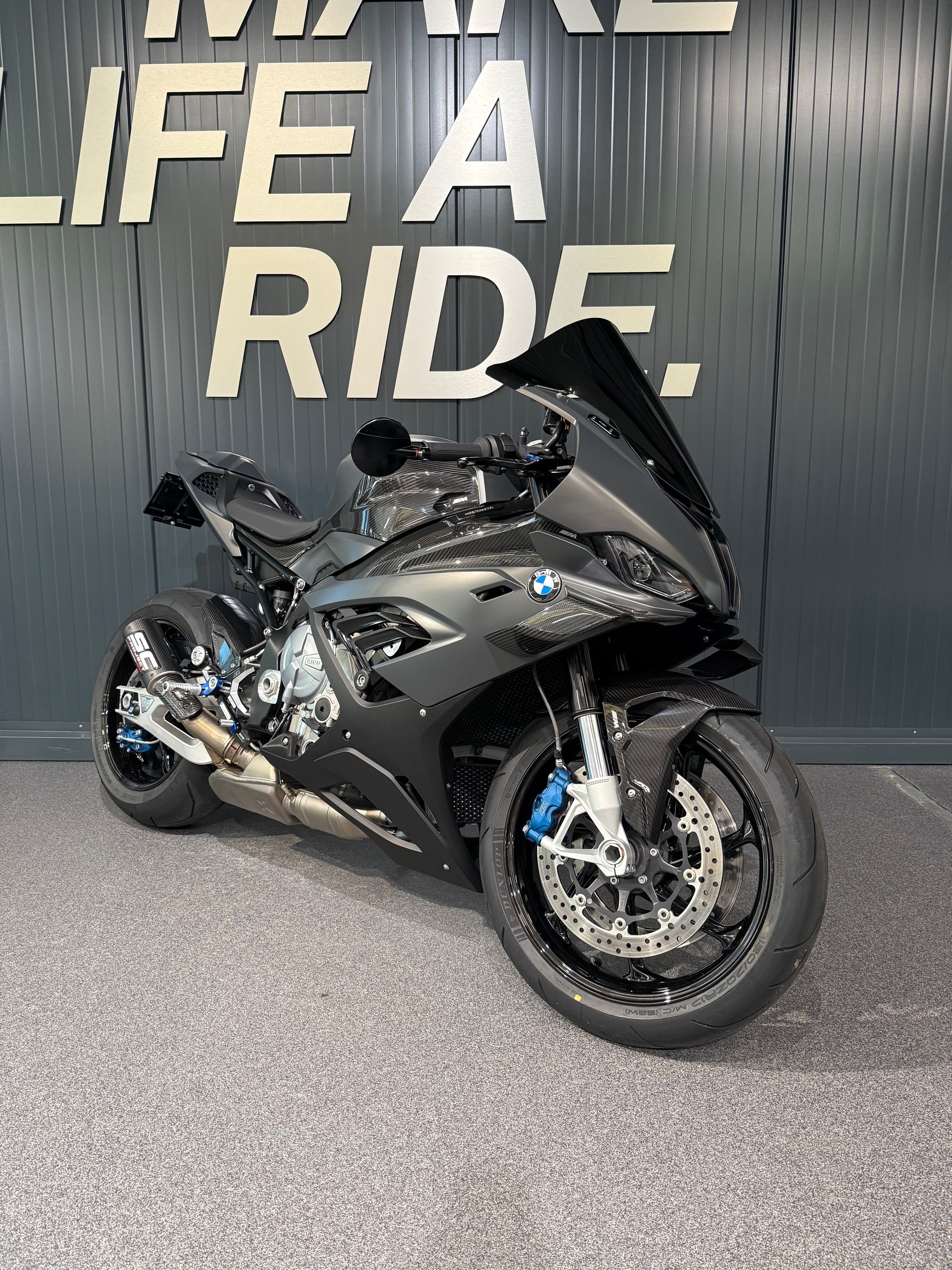 BMW M 1000 RR-showroom-element-2