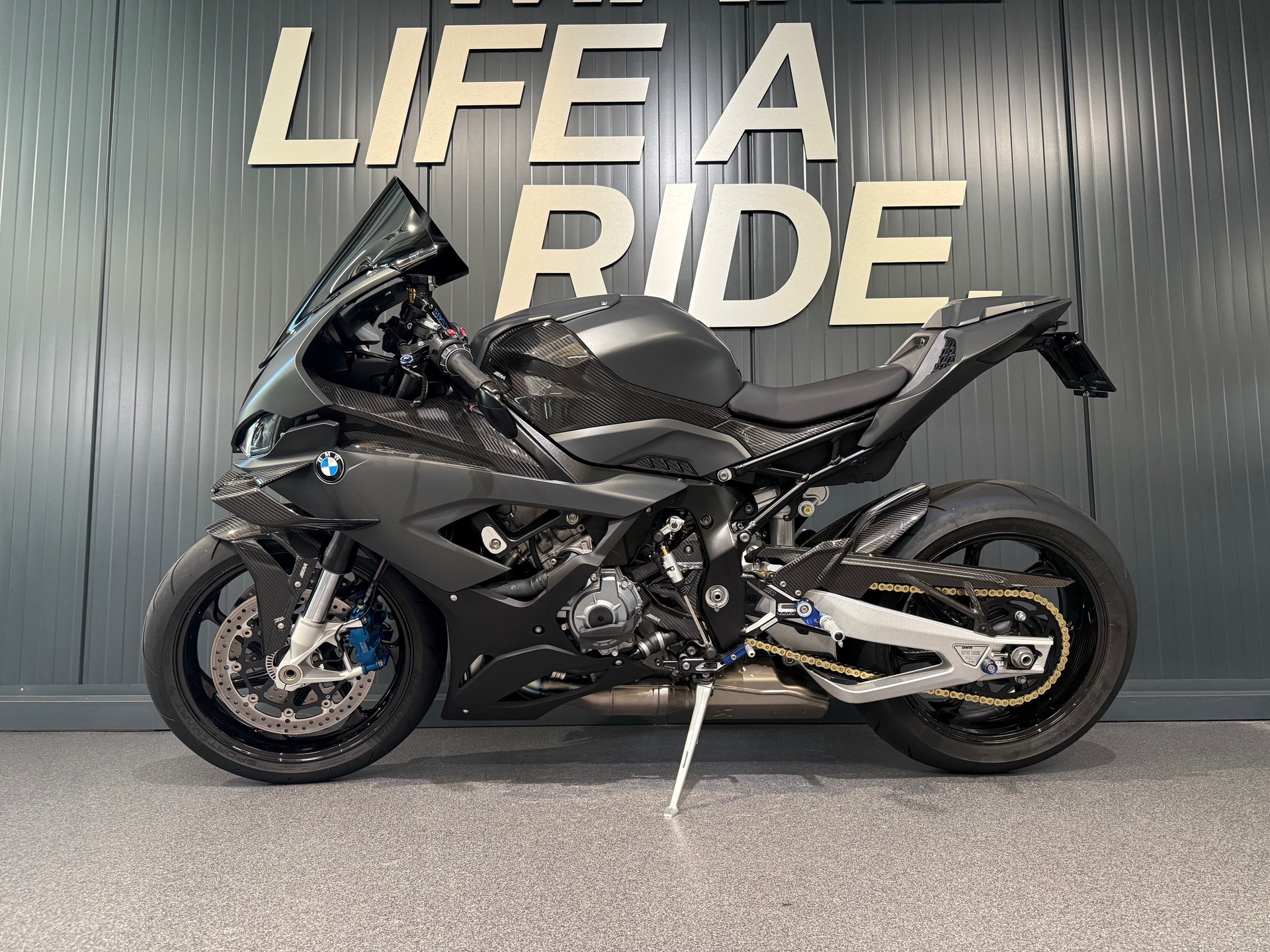 BMW M 1000 RR-showroom-element-1