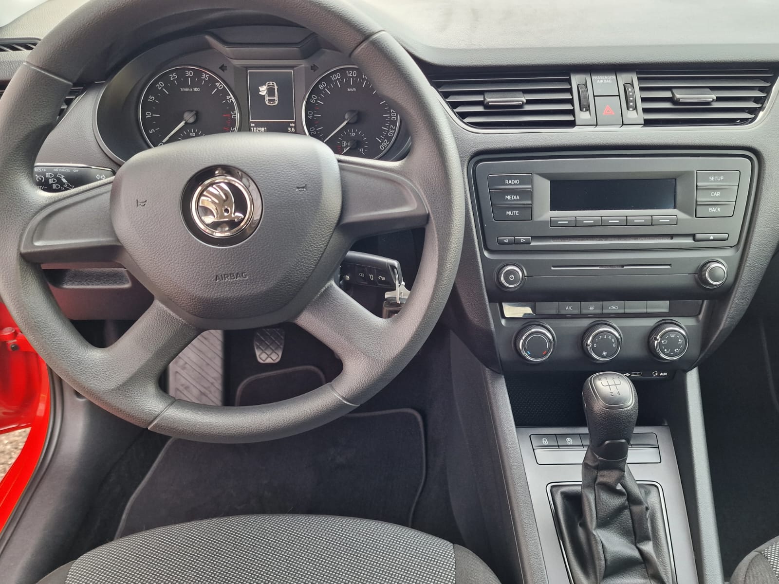 SKODA Octavia Combi 1.6 TDI Active-image-8