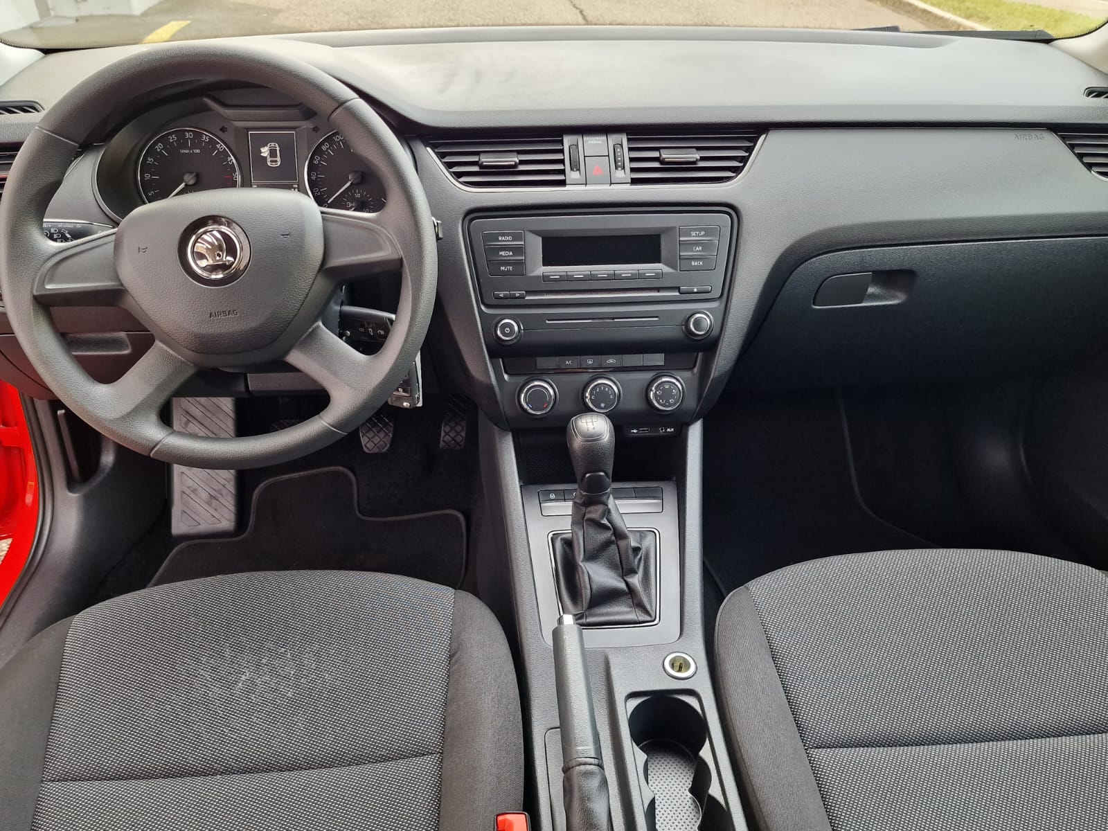 SKODA Octavia Combi 1.6 TDI Active-image-9