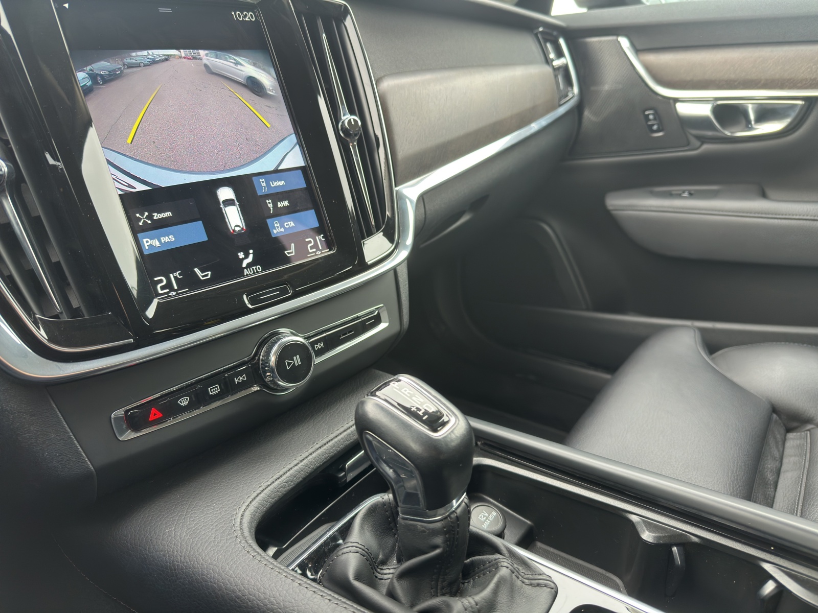 VOLVO V90 Cross Country 2.0 D5 AWD-image-11