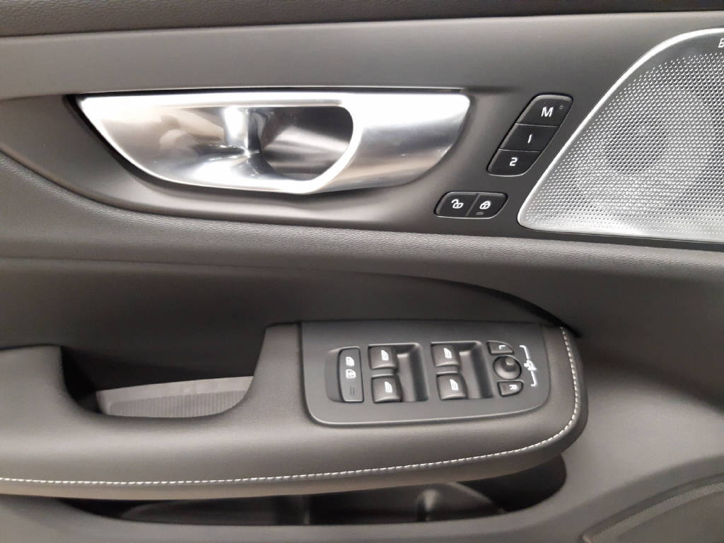 VOLVO S60 2.0 T8 TE Ultimate Bright eAWD-image-11